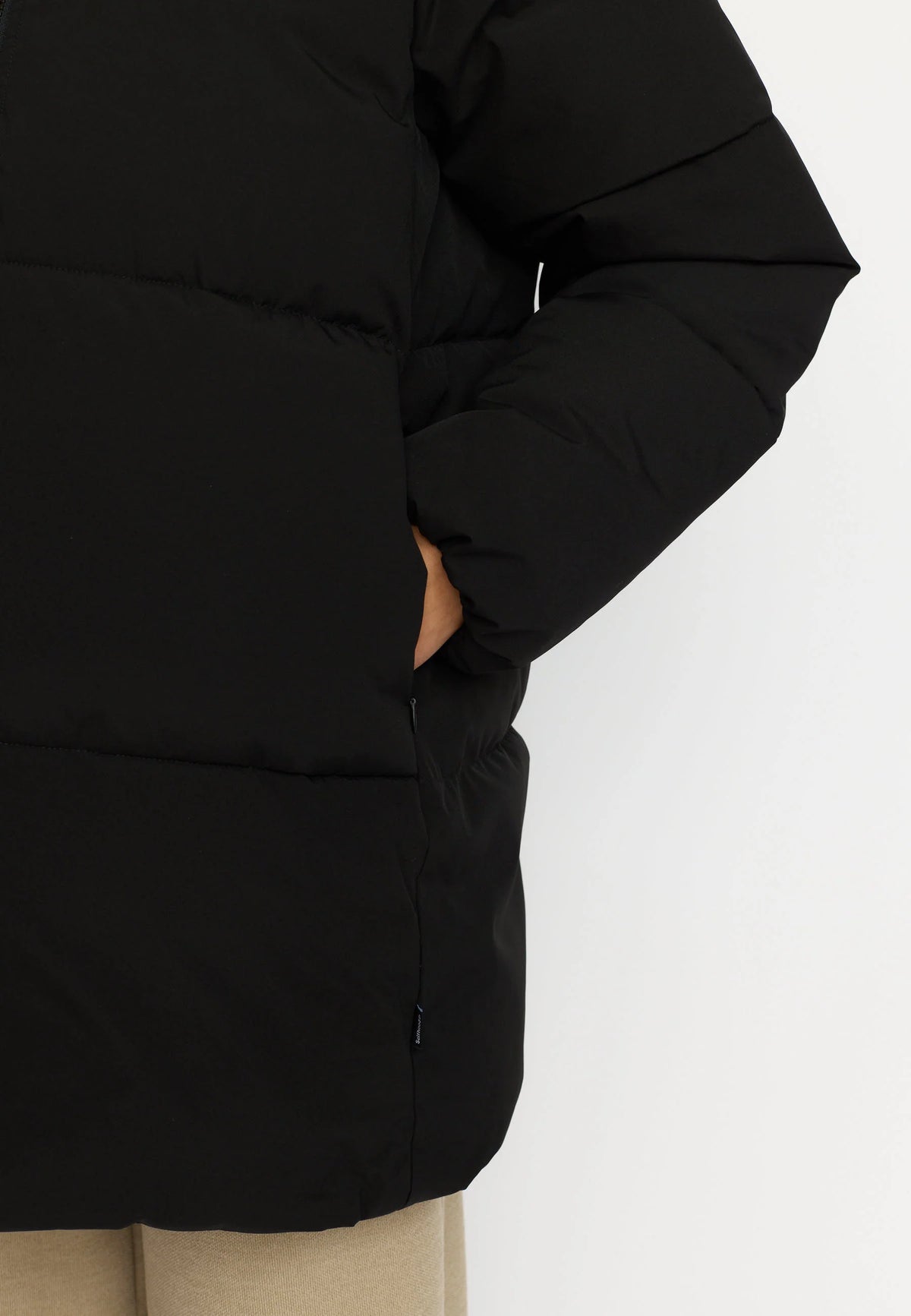 Oversize Puffer fra Selfhood i Black med hætte, Sorona® Padding og vandafvisende Teflon EcoElite-belægning – køb hos butikalrum.dk.