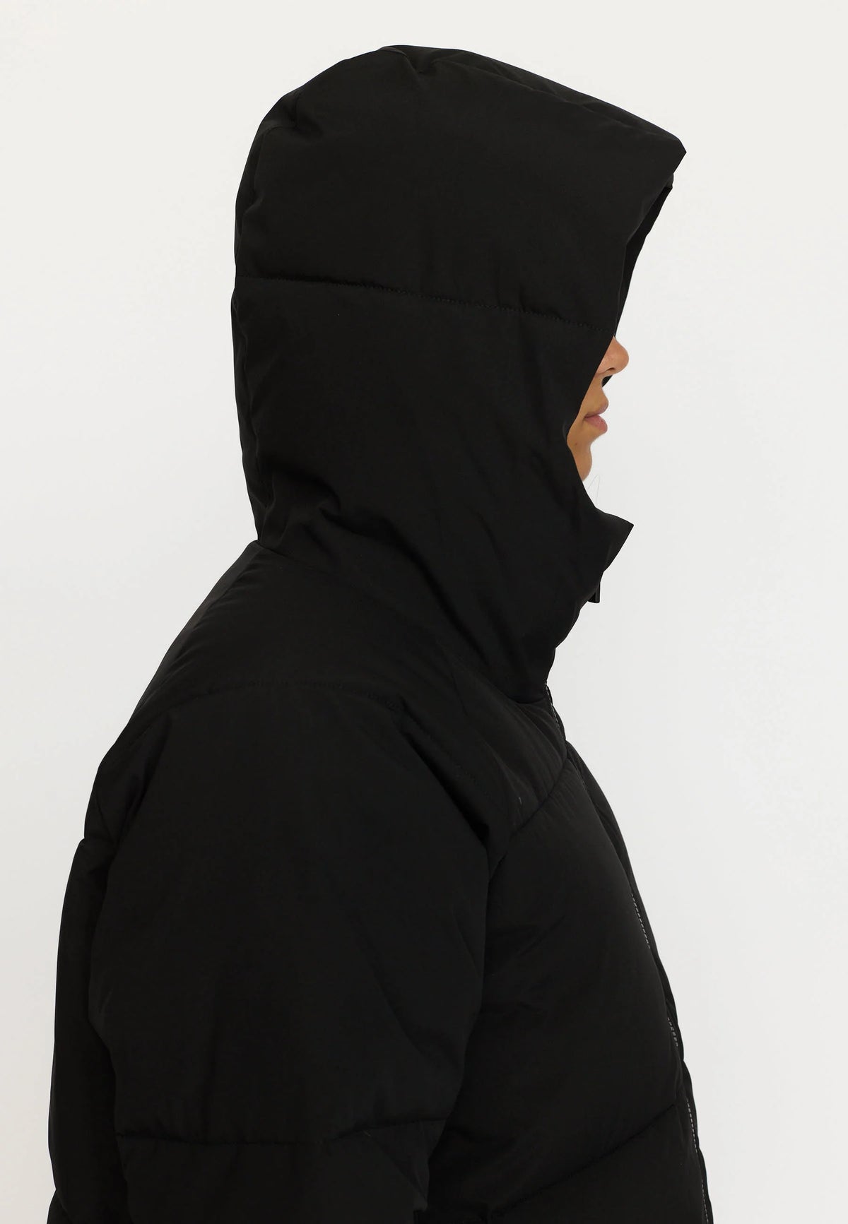 Oversize Puffer fra Selfhood i Black med hætte, Sorona® Padding og vandafvisende Teflon EcoElite-belægning – køb hos butikalrum.dk.