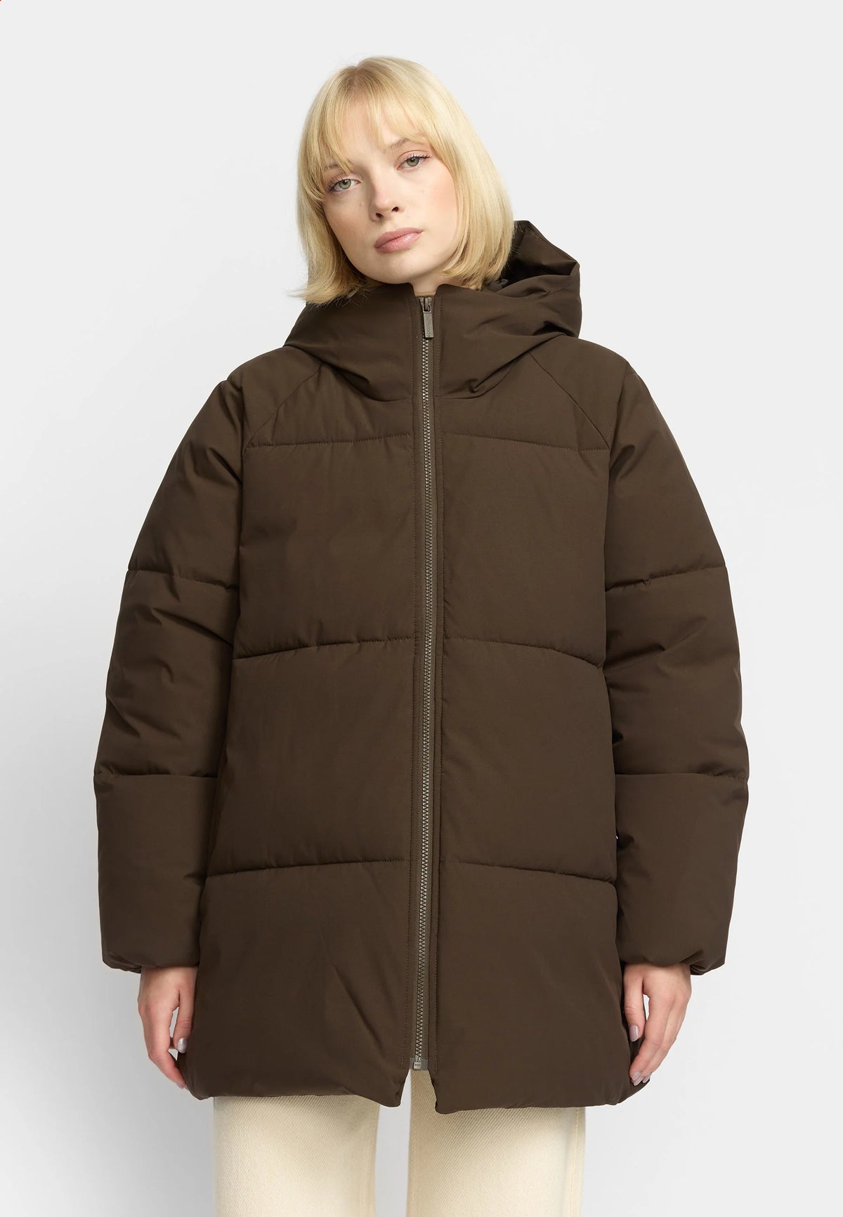 Oversize Puffer fra Selfhood i Darkbrown med hætte, Sorona® Padding og vandafvisende Teflon EcoElite-belægning – køb hos butikalrum.dk.