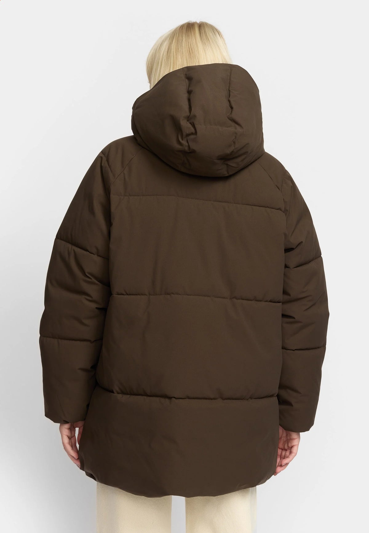 Oversize Puffer fra Selfhood i Darkbrown med hætte, Sorona® Padding og vandafvisende Teflon EcoElite-belægning – køb hos butikalrum.dk.