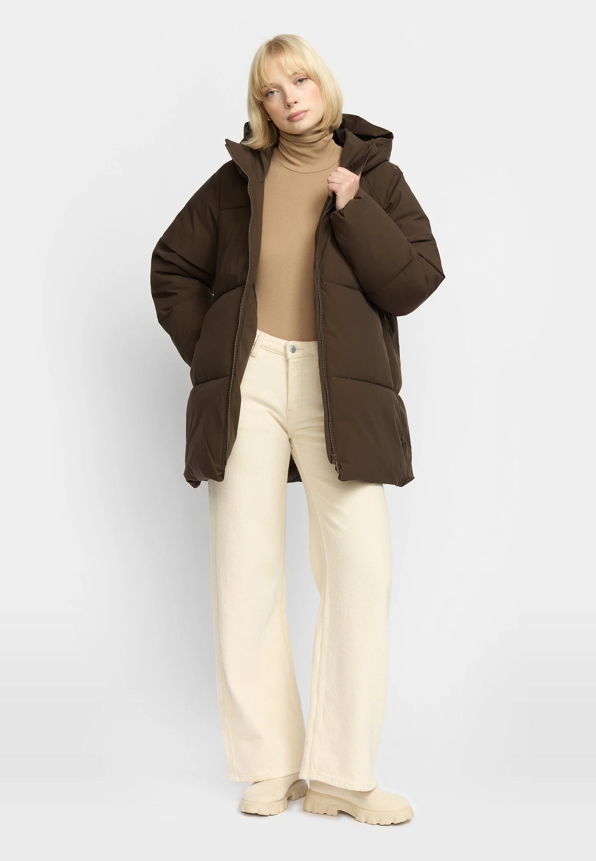 Oversize Puffer fra Selfhood i Darkbrown med hætte, Sorona® Padding og vandafvisende Teflon EcoElite-belægning – køb hos butikalrum.dk.