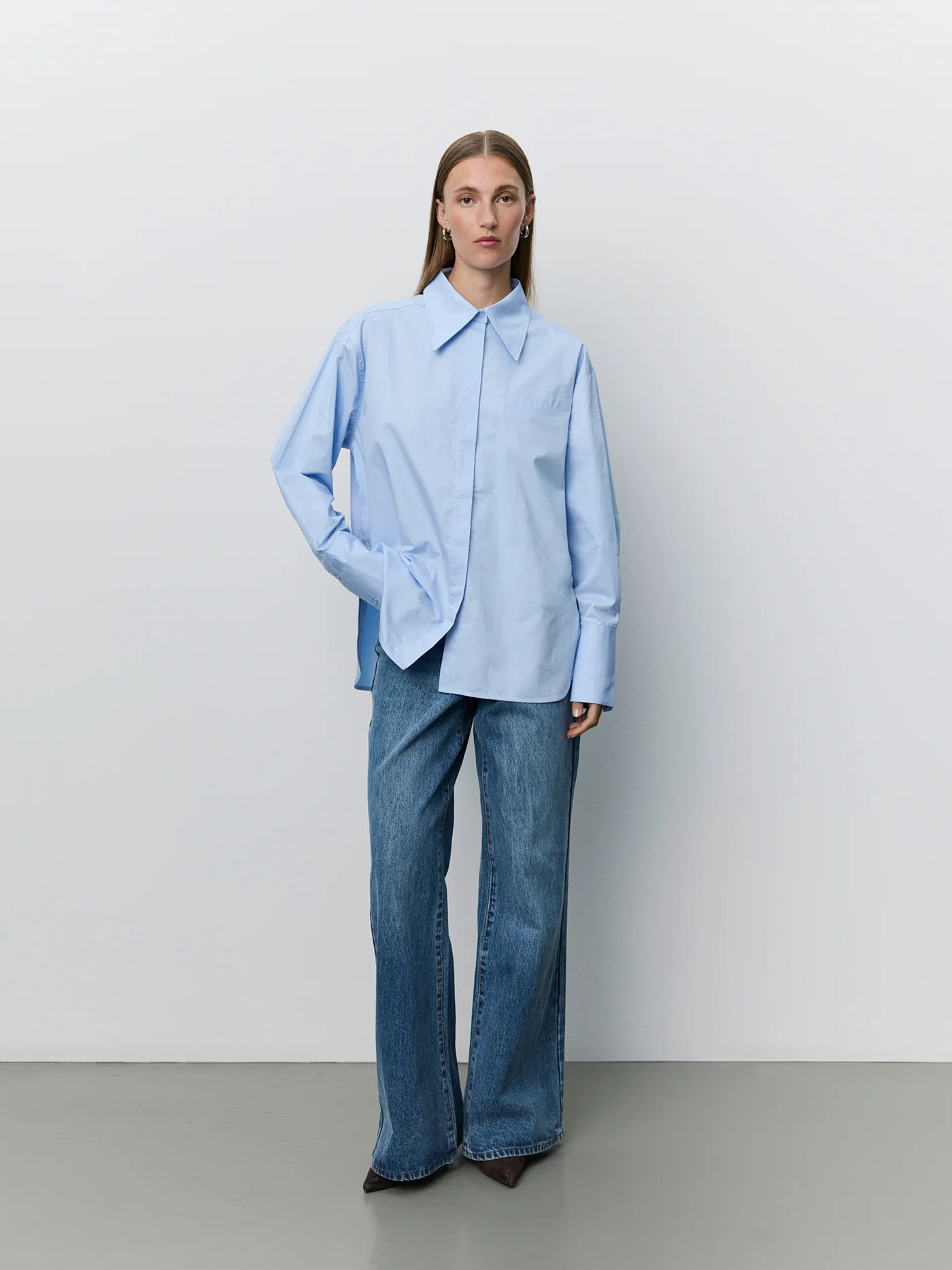 PERLASW oversized poplin skjorte fra Sofie Schnoor i Light Blue med spids krave og skjult knaplukning – køb hos butikalrum.dk.