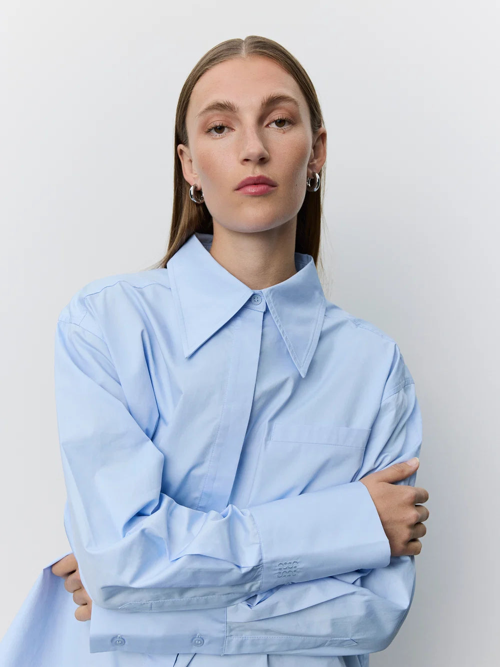 PERLASW oversized poplin skjorte fra Sofie Schnoor i Light Blue med spids krave og skjult knaplukning – køb hos butikalrum.dk.
