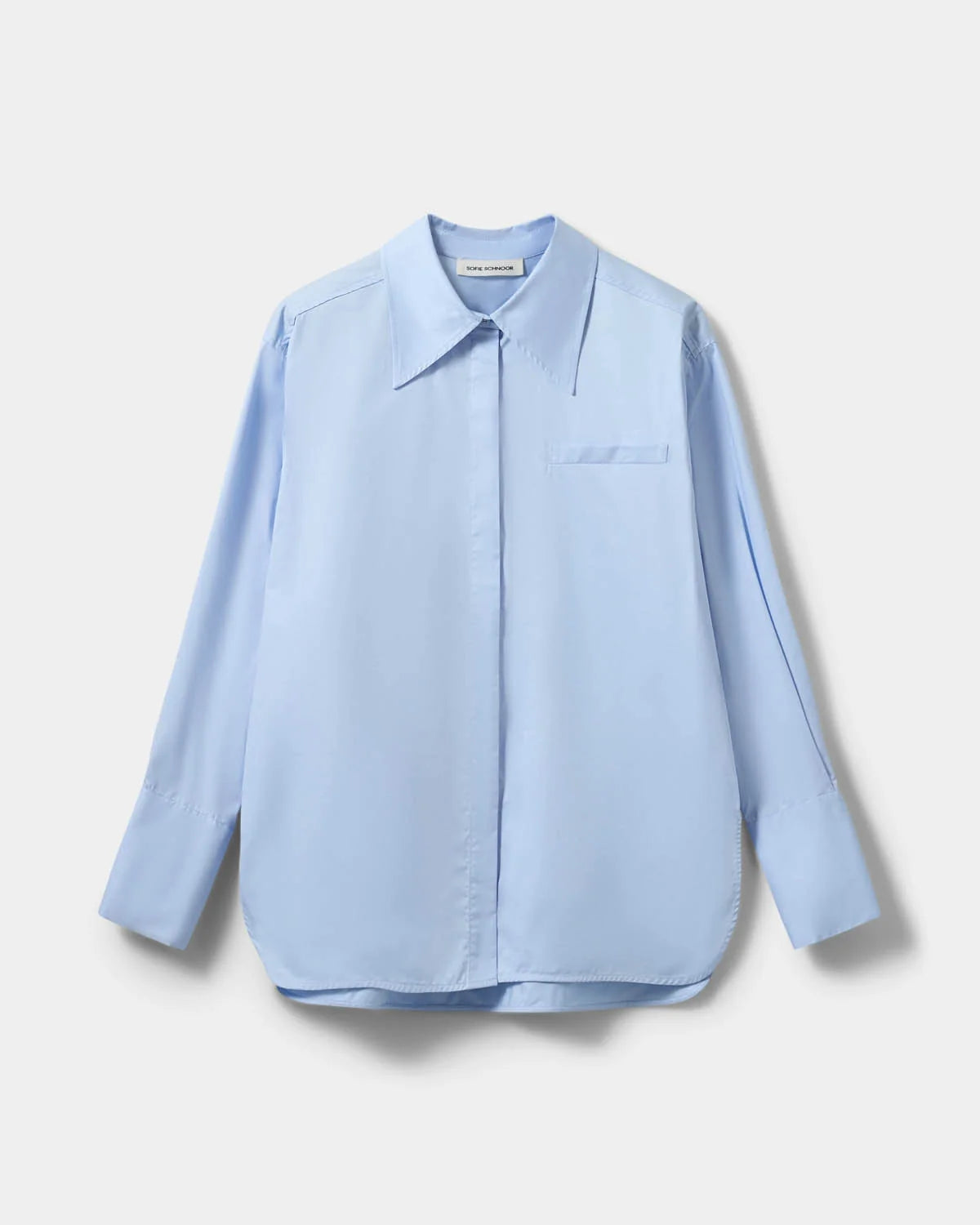 PERLASW oversized poplin skjorte fra Sofie Schnoor i Light Blue med spids krave og skjult knaplukning – køb hos butikalrum.dk.