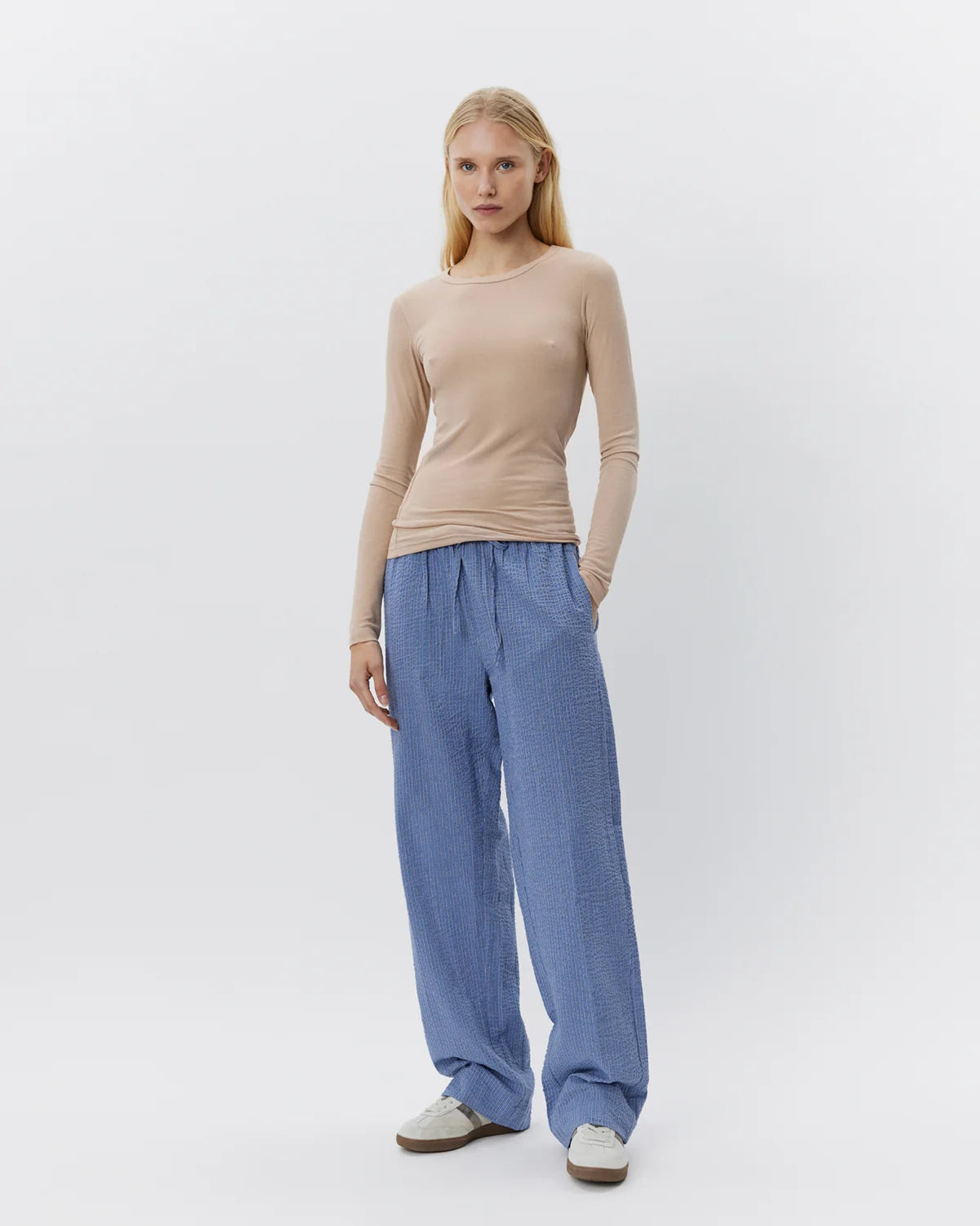PETRICIASW langærmet T-shirt fra Sofie Schnoor i Beige med slim-fit pasform – køb hos butikalrum.dk.
