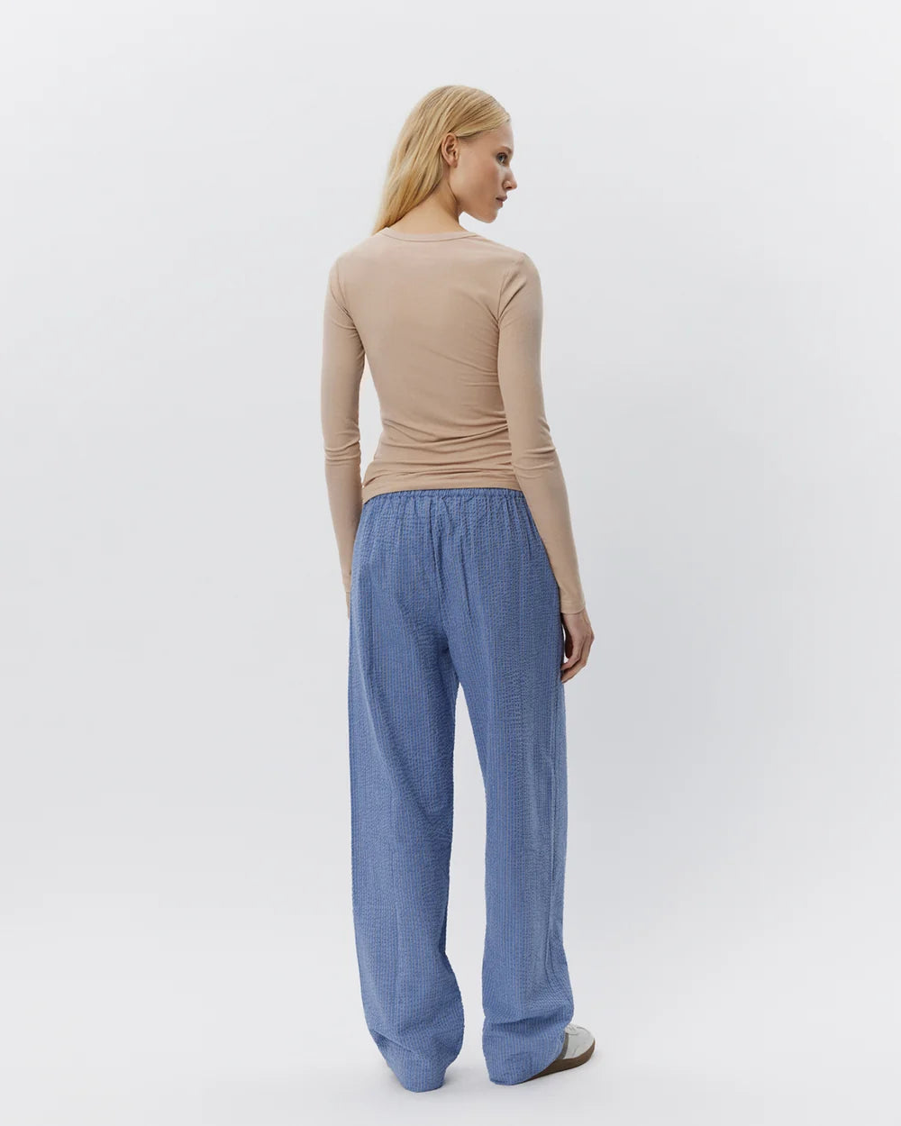 PETRICIASW langærmet T-shirt fra Sofie Schnoor i Beige med slim-fit pasform – køb hos butikalrum.dk.