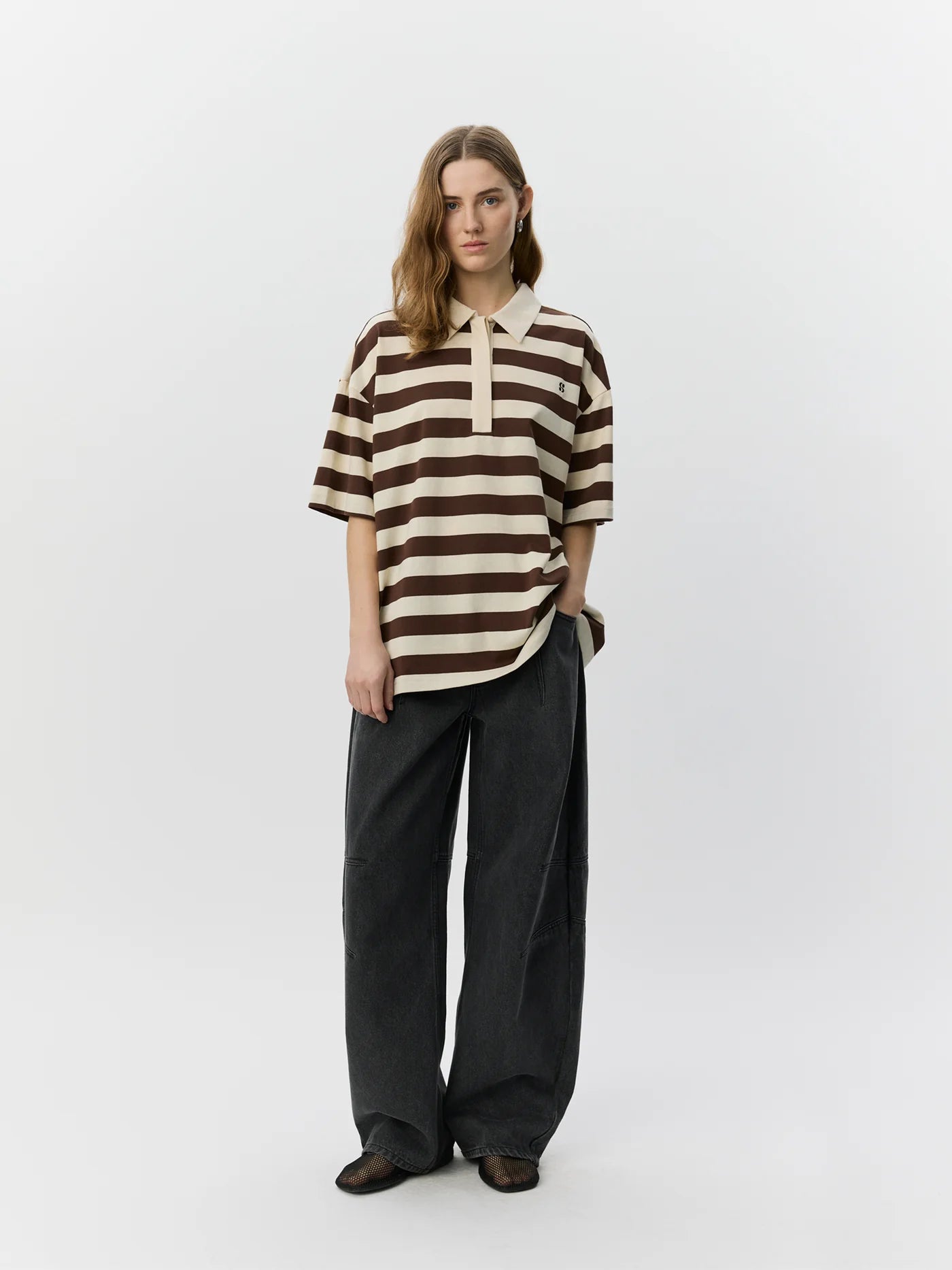 Oversize stribet polo t-shirt i Off White fra Sofie Schnoor – køb hos butikalrum.dk
