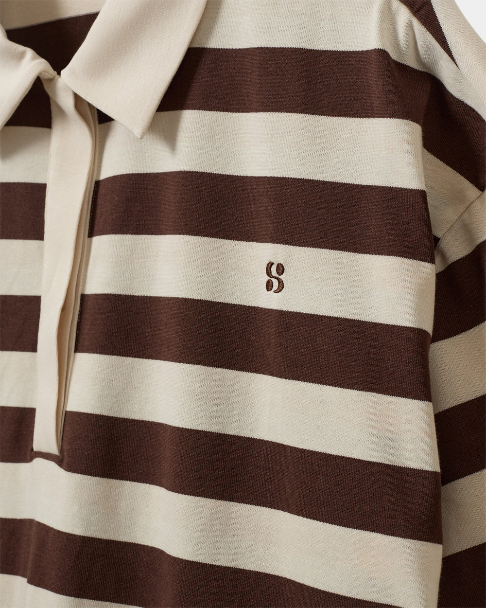 Oversize stribet polo t-shirt i Off White fra Sofie Schnoor – køb hos butikalrum.dk