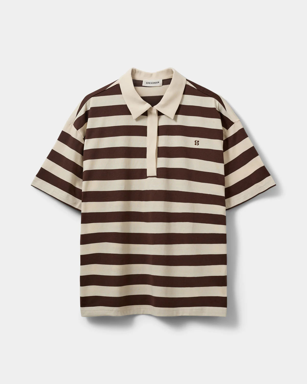 Oversize stribet polo t-shirt i Off White fra Sofie Schnoor – køb hos butikalrum.dk