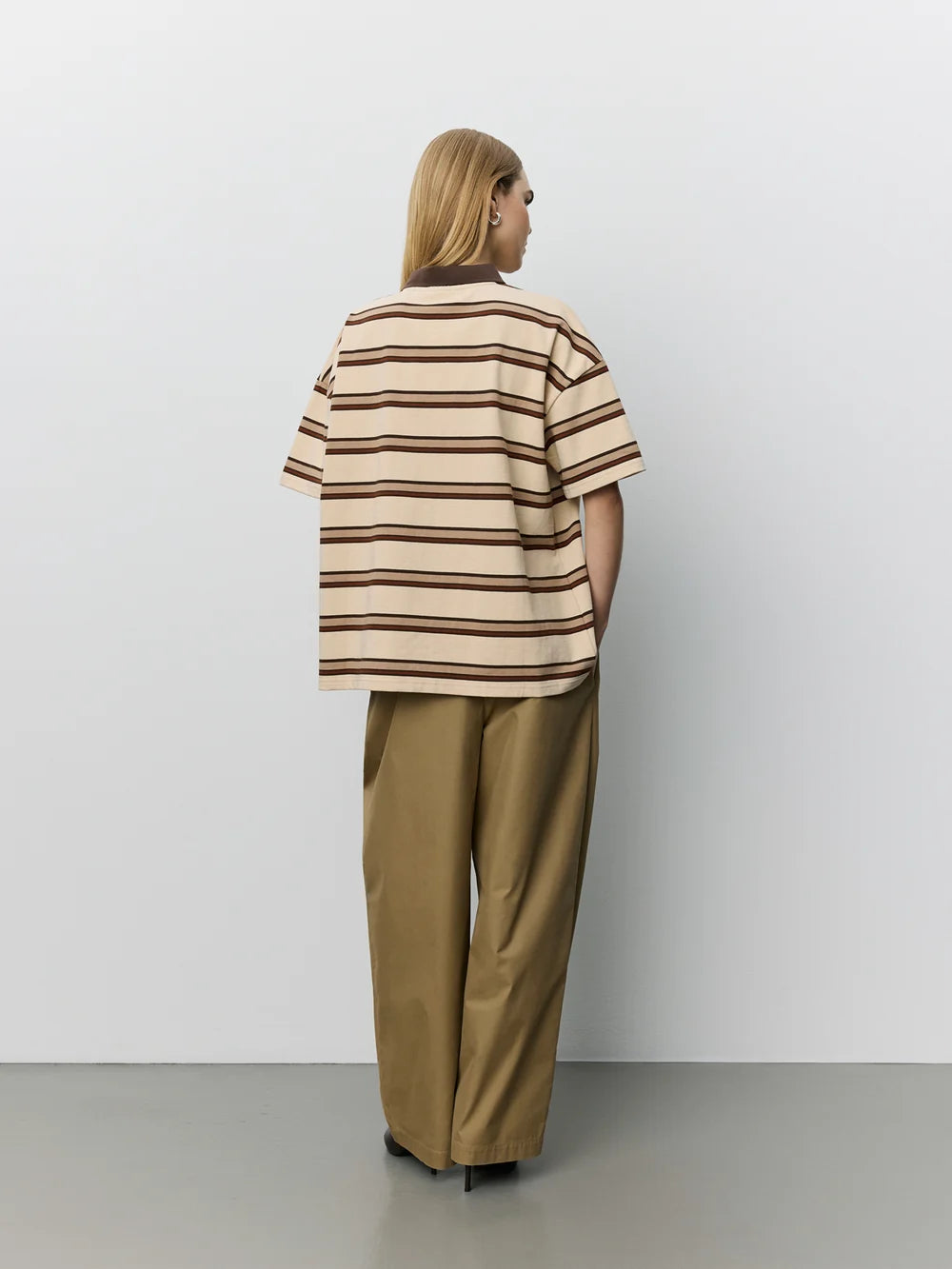 PILSW oversized polo T-shirt fra Sofie Schnoor i Brown Striped med kontrastkrave og broderet logo – køb hos butikalrum.dk.