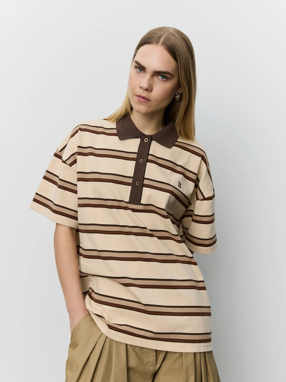 PILSW oversized polo T-shirt fra Sofie Schnoor i Brown Striped med kontrastkrave og broderet logo – køb hos butikalrum.dk.