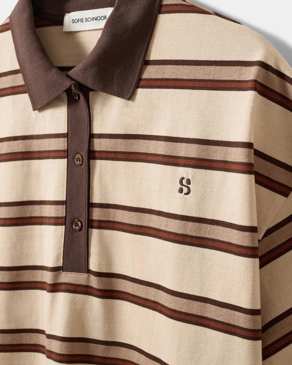 PILSW oversized polo T-shirt fra Sofie Schnoor i Brown Striped med kontrastkrave og broderet logo – køb hos butikalrum.dk.