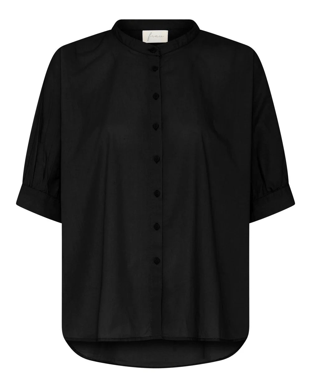 Palermo Shirt i Black fra Frau i 100% økologisk bomuld med korte ærmer, kinakrave og knaplukning – køb hos butikalrum.dk.
