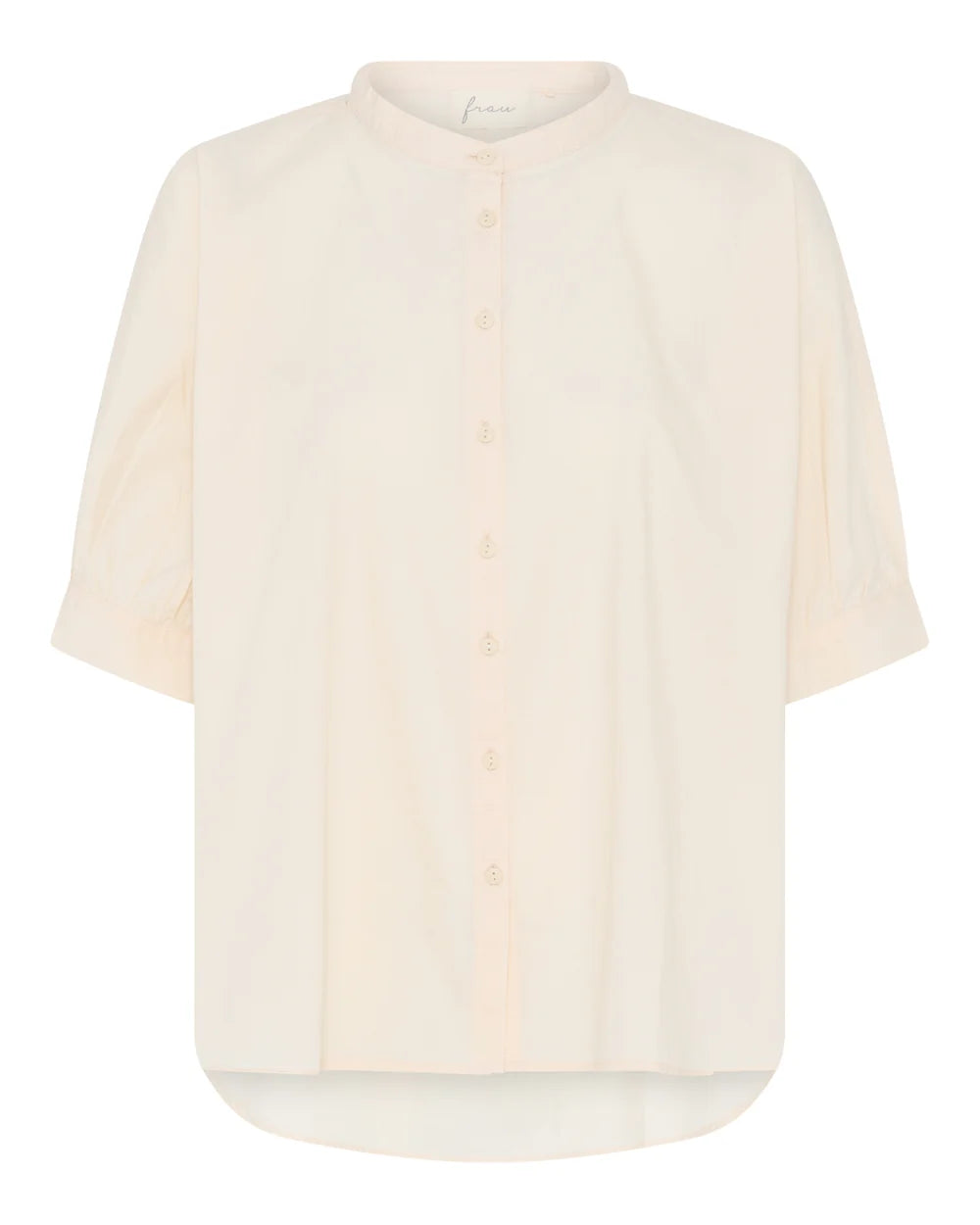 Palermo Shirt i Tapioca fra Frau i 100% økologisk bomuld med korte ærmer, kinakrave og knaplukning – køb hos butikalrum.dk.