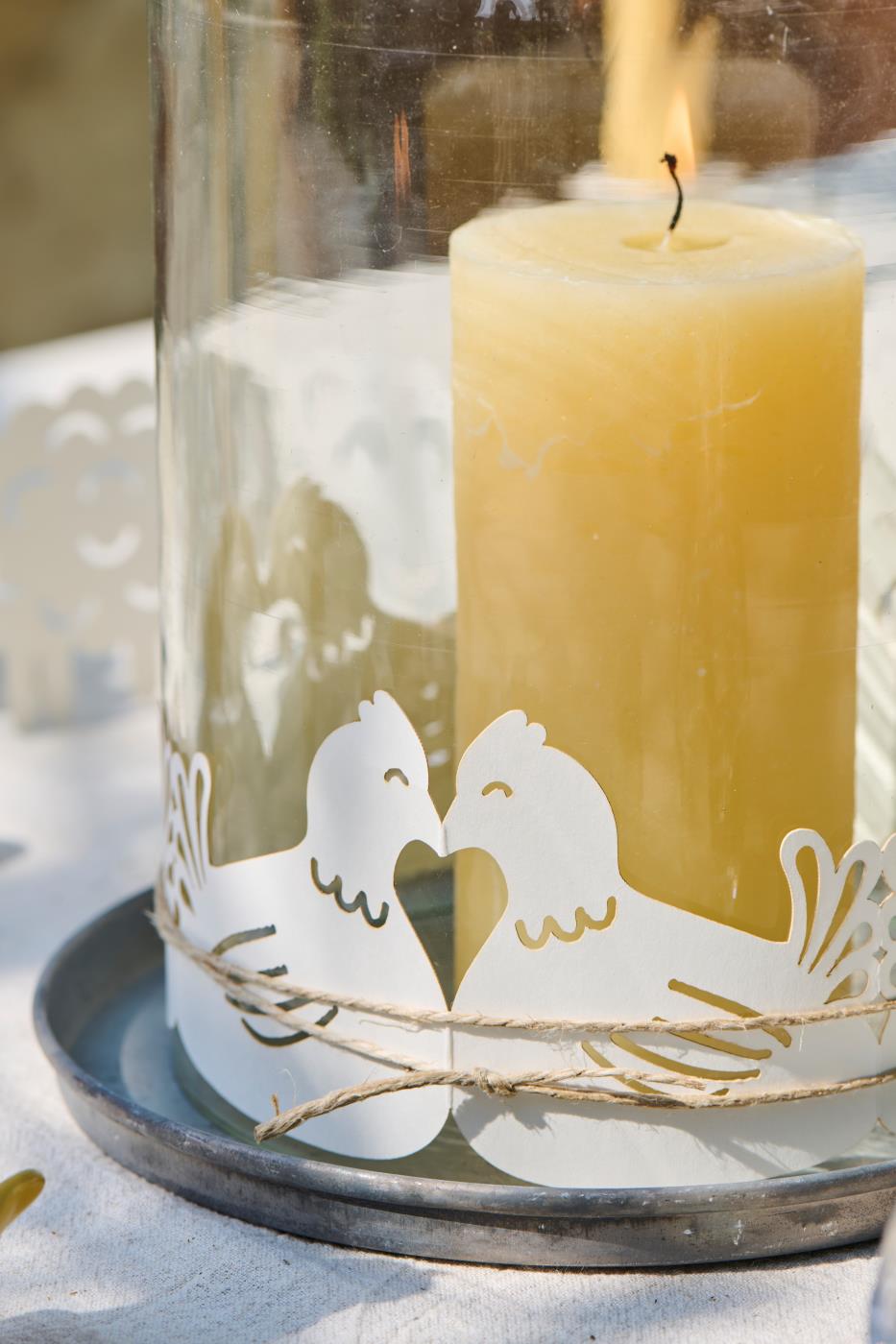 Papirklip med høns i fold-ud-design til bordpynt og påskedekoration – køb hos butikalrum.dk