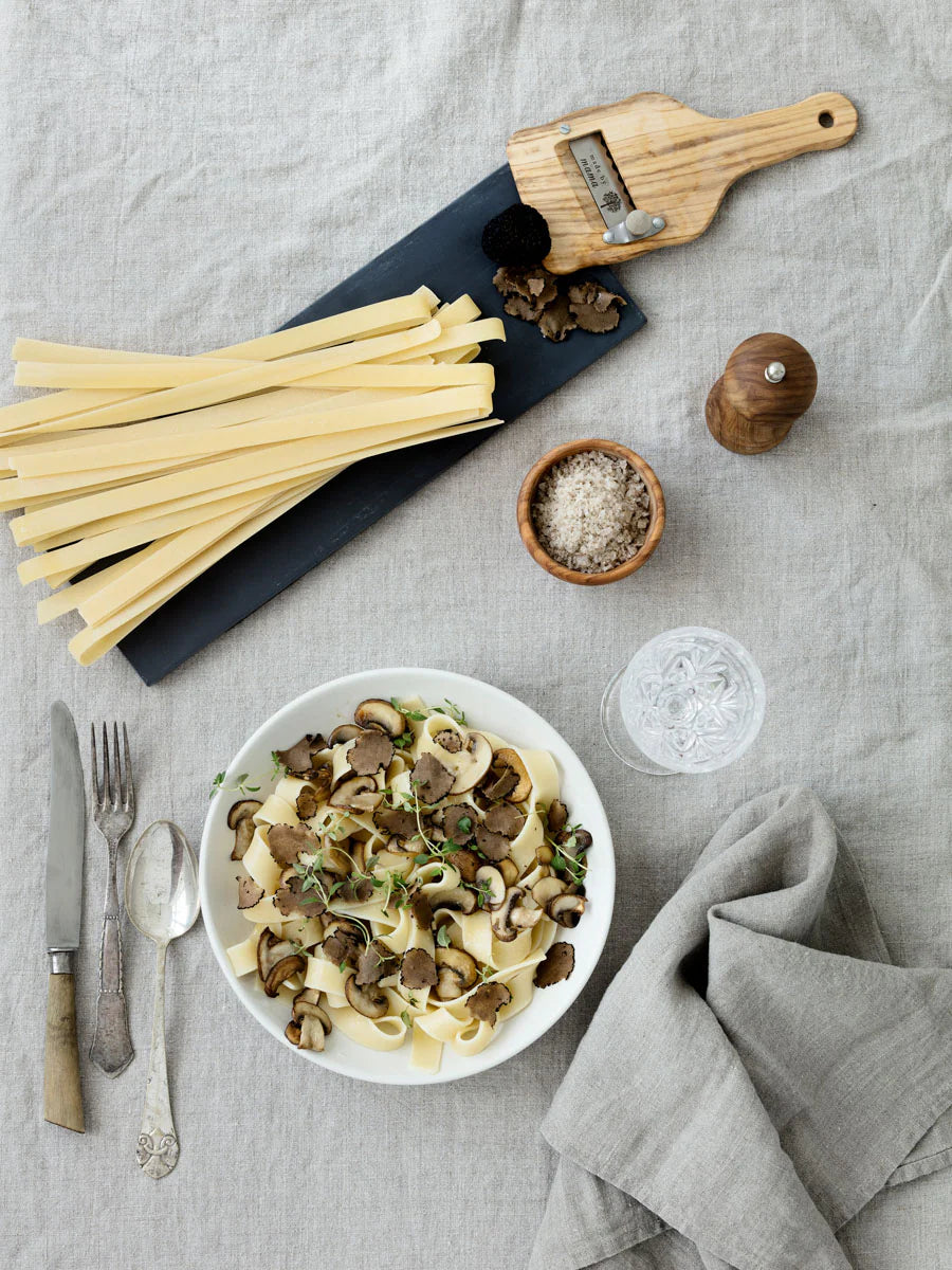 Pappardelle pasta fra Gragnano – bred italiensk pasta med naturligt bid, ideel til kødsauce og svampesauce.