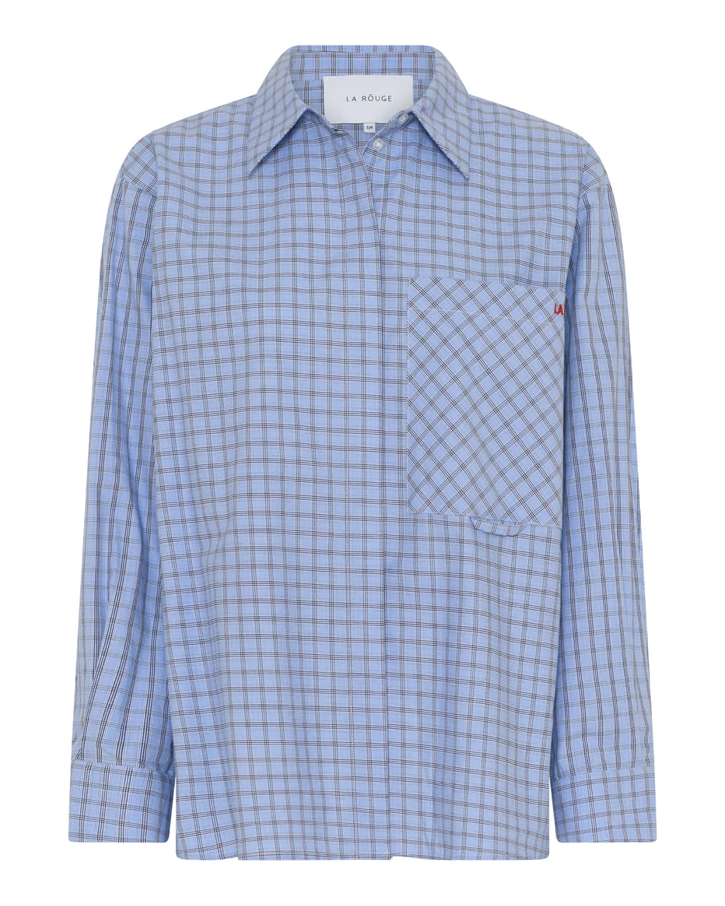 Let bomuldsskjorte med mønstre og broderet logo fra La Rouge – fås hos butikalrum.dk