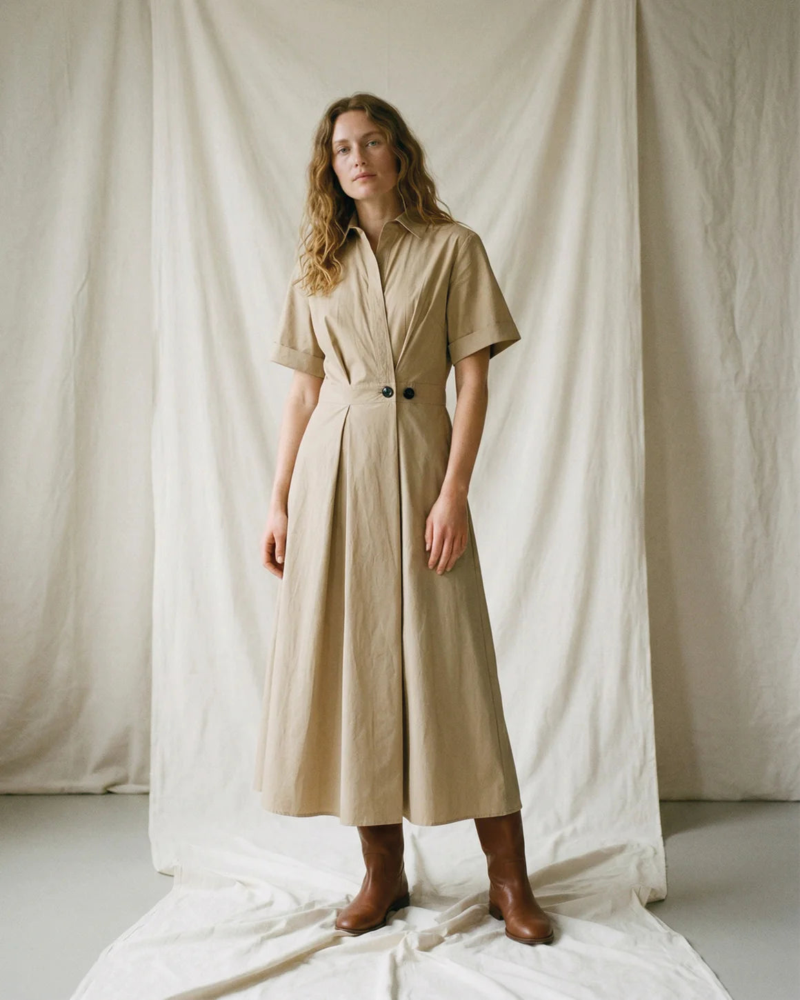Pia Dress S/S i sand fra LA RōUGE med korte ærmer, V-udskæring og smock i taljen - feminin skjortekjole