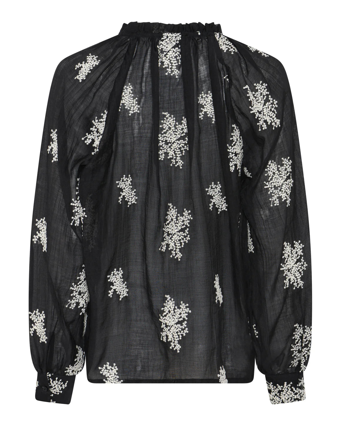 Elegant sort Pretty Blouse med fine hvide blomsterbroderier, løst fit og bindebånd – få den hos butikalrum.dk