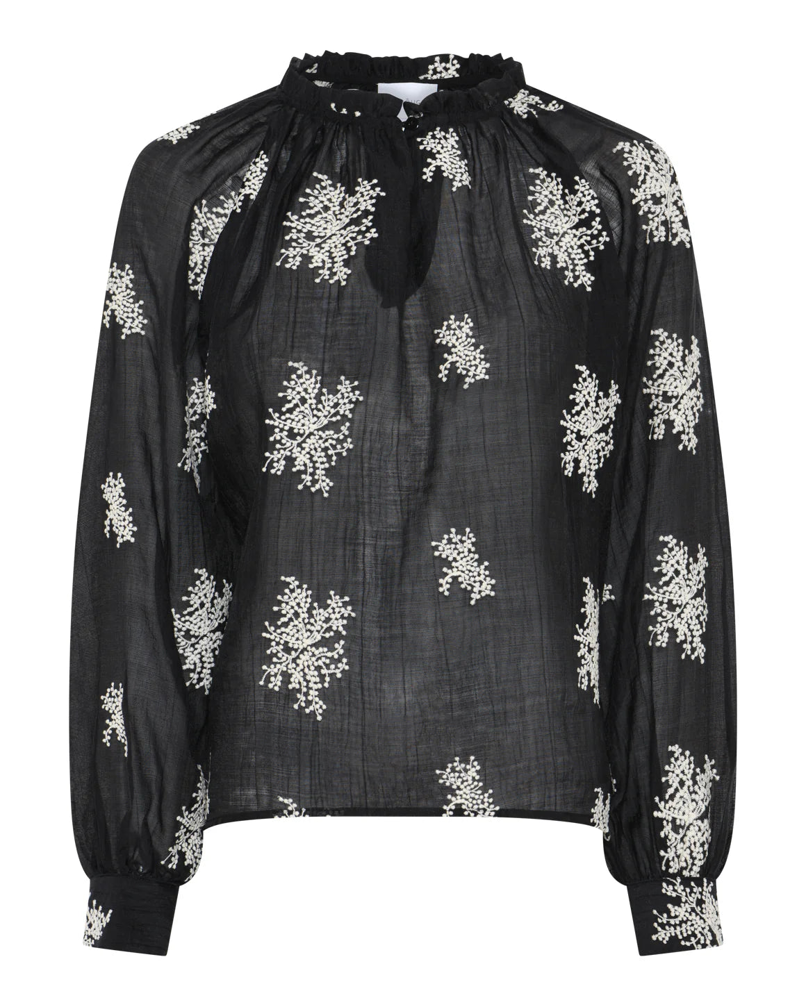 Elegant sort Pretty Blouse med fine hvide blomsterbroderier, løst fit og bindebånd – få den hos butikalrum.dk