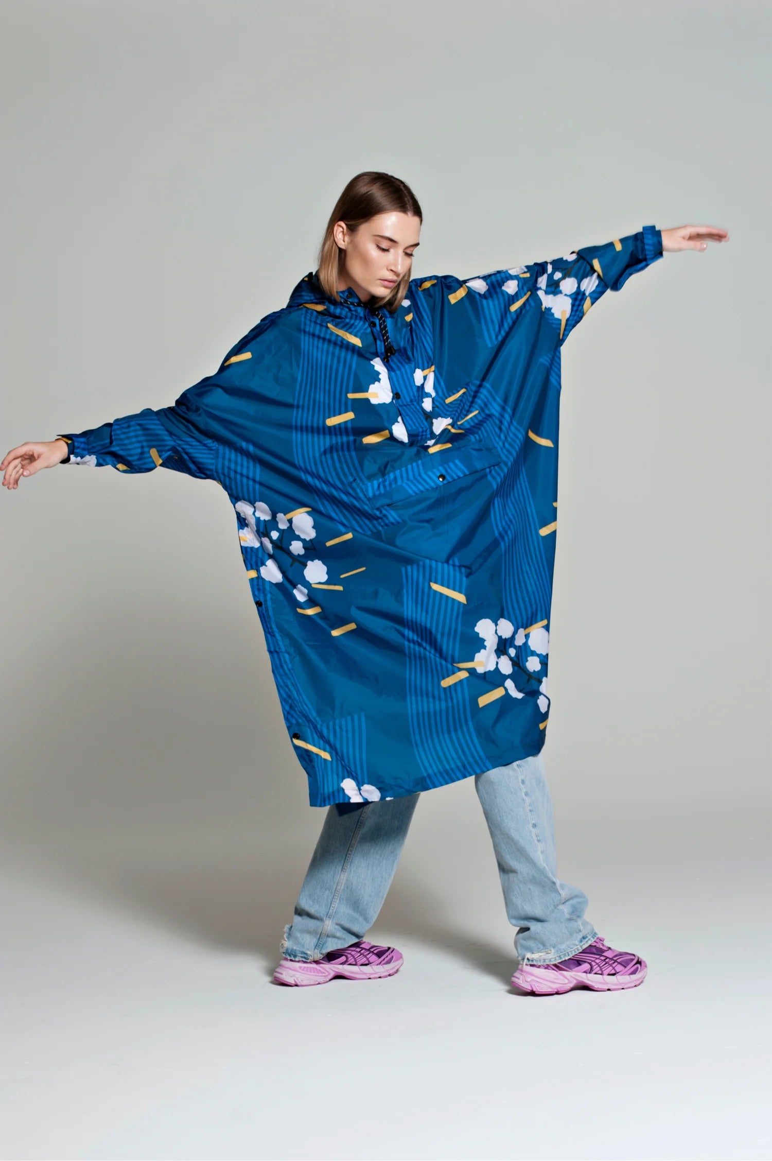 Regnponcho med japansk kirsebærblomster-design i blå, pink og turkise farver – Japanese Blossom