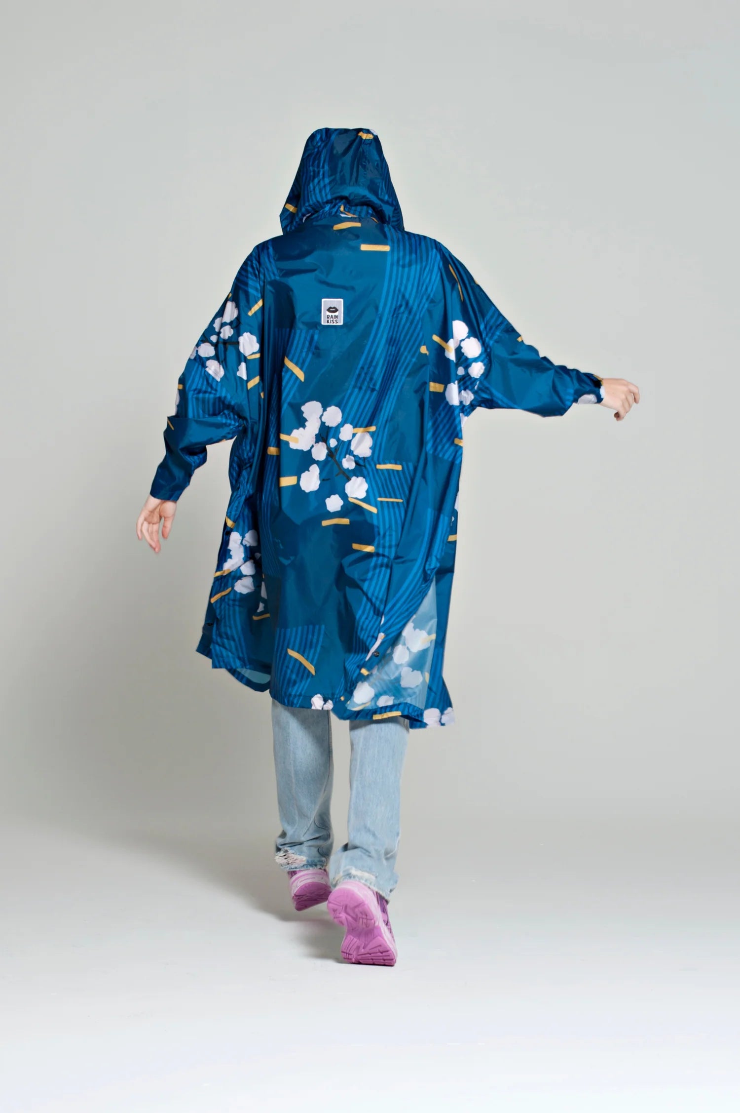 Regnponcho med japansk kirsebærblomster-design i blå, pink og turkise farver – Japanese Blossom