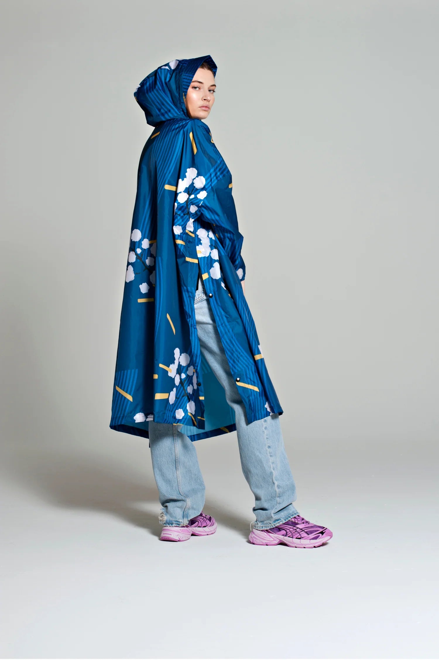 Regnponcho med japansk kirsebærblomster-design i blå, pink og turkise farver – Japanese Blossom