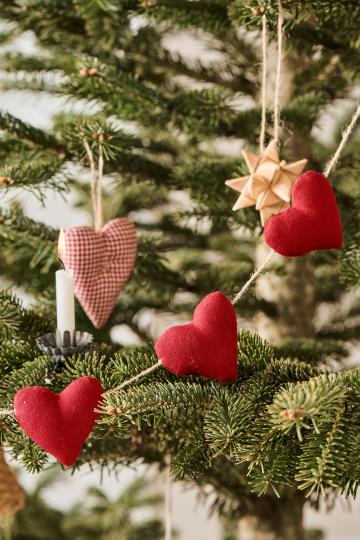 Ranke fra My Nostalgic Christmas med 8 røde hjerter – nostalgisk julepynt til hjemmet