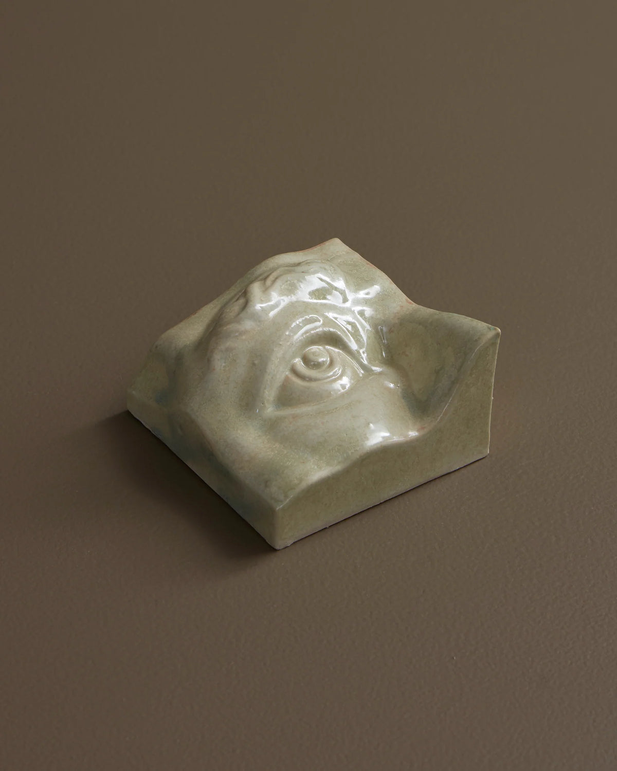 Square Right Eye keramisk relief fra Laoru Laoru i Crystal Green med levende glasur og håndlavet finish – køb hos butikalrum.dk.