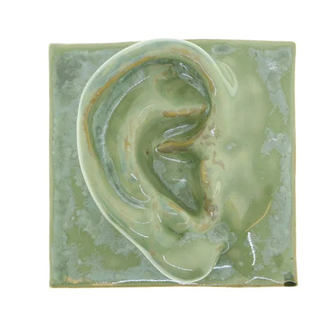 Håndlavet vægrelief "Right Ear" i farven Copper Green – dansk design inspireret af antikkens skulpturkunst, fra butikalrum.dk