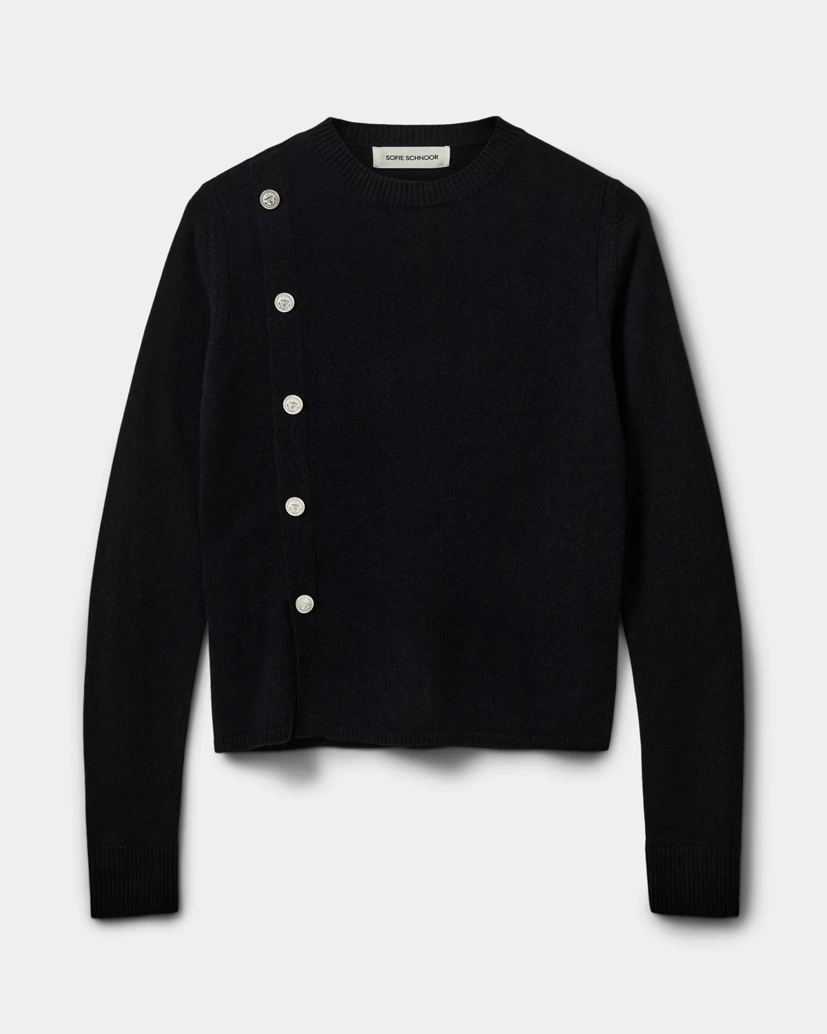 Sort SAISW striktrøje i 100% uld med diagonal sømandsknapdetalje fra Sofie Schnoor