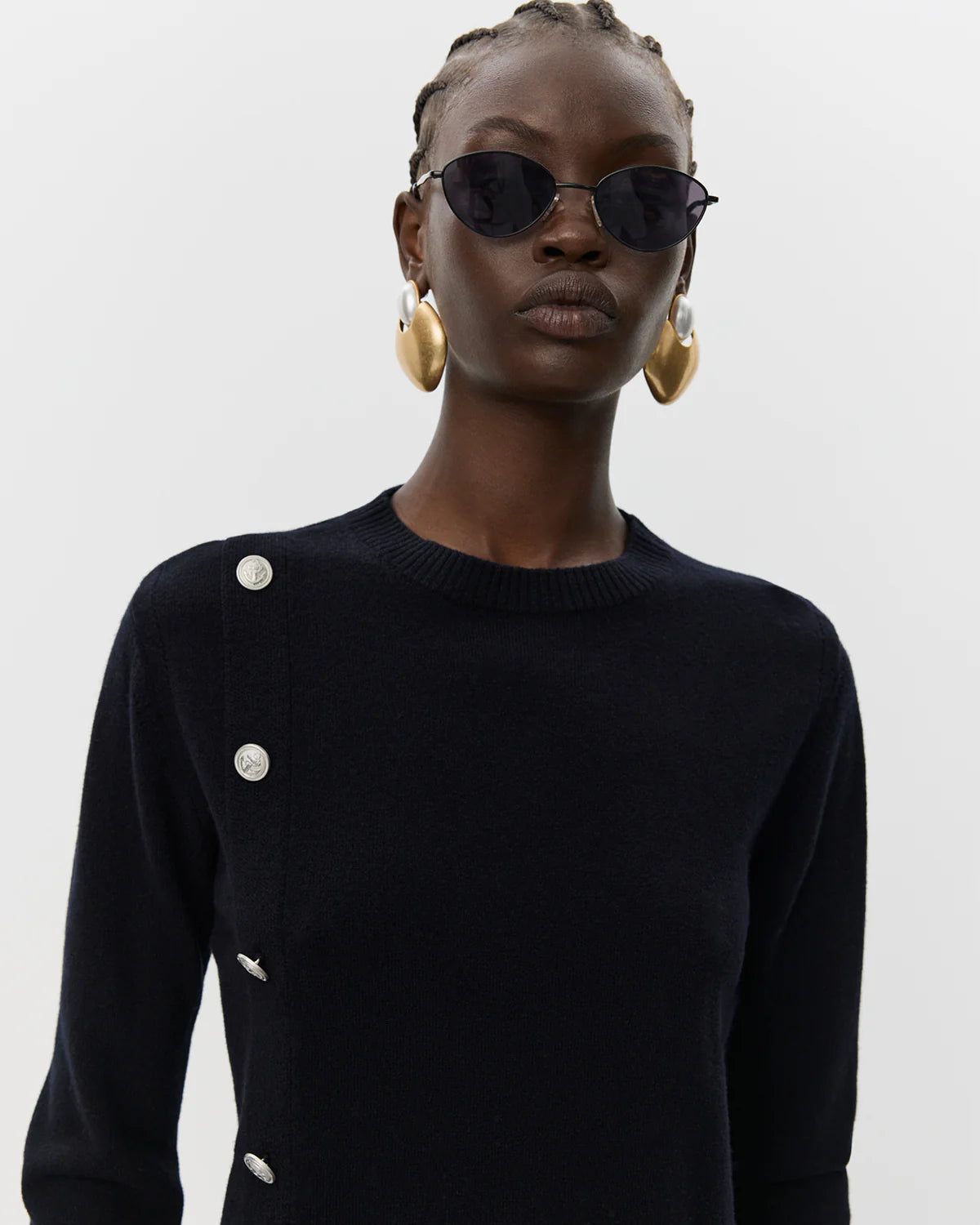 Sort SAISW striktrøje i 100% uld med diagonal sømandsknapdetalje fra Sofie Schnoor