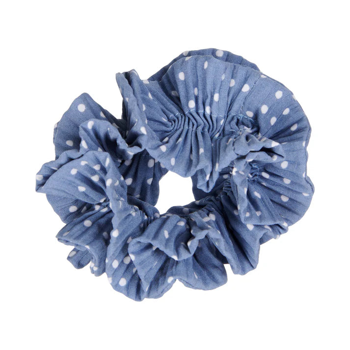 Blå scrunchie med flæsedetaljer og hvide prikker – håraccessory hos butikalrum.dk
