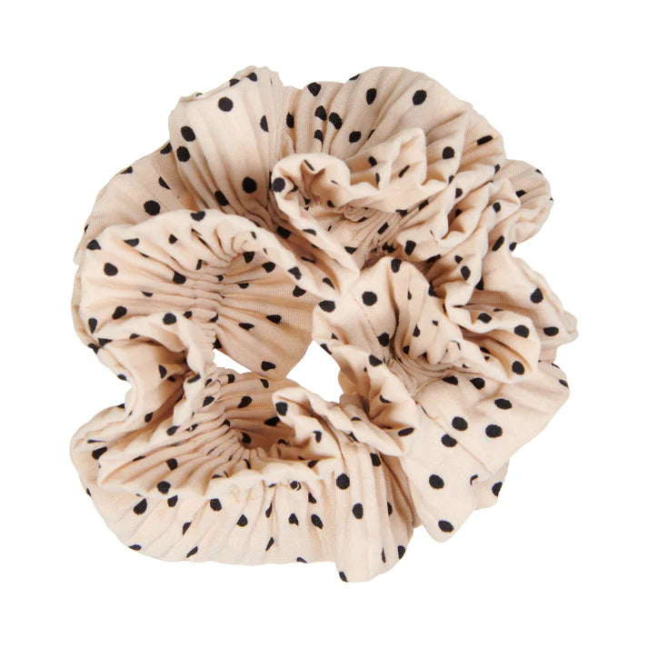 Beige scrunchie med sorte prikker – blødt hårtilbehør hos butikalrum.dk