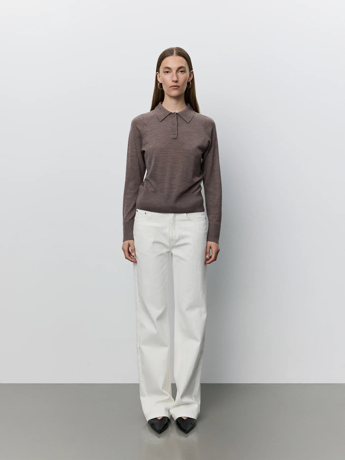 SELENESW Knit Polo fra Sofie Schnoor i Brown Melange, fremstillet i 100% merinould – køb hos butikalrum.dk.