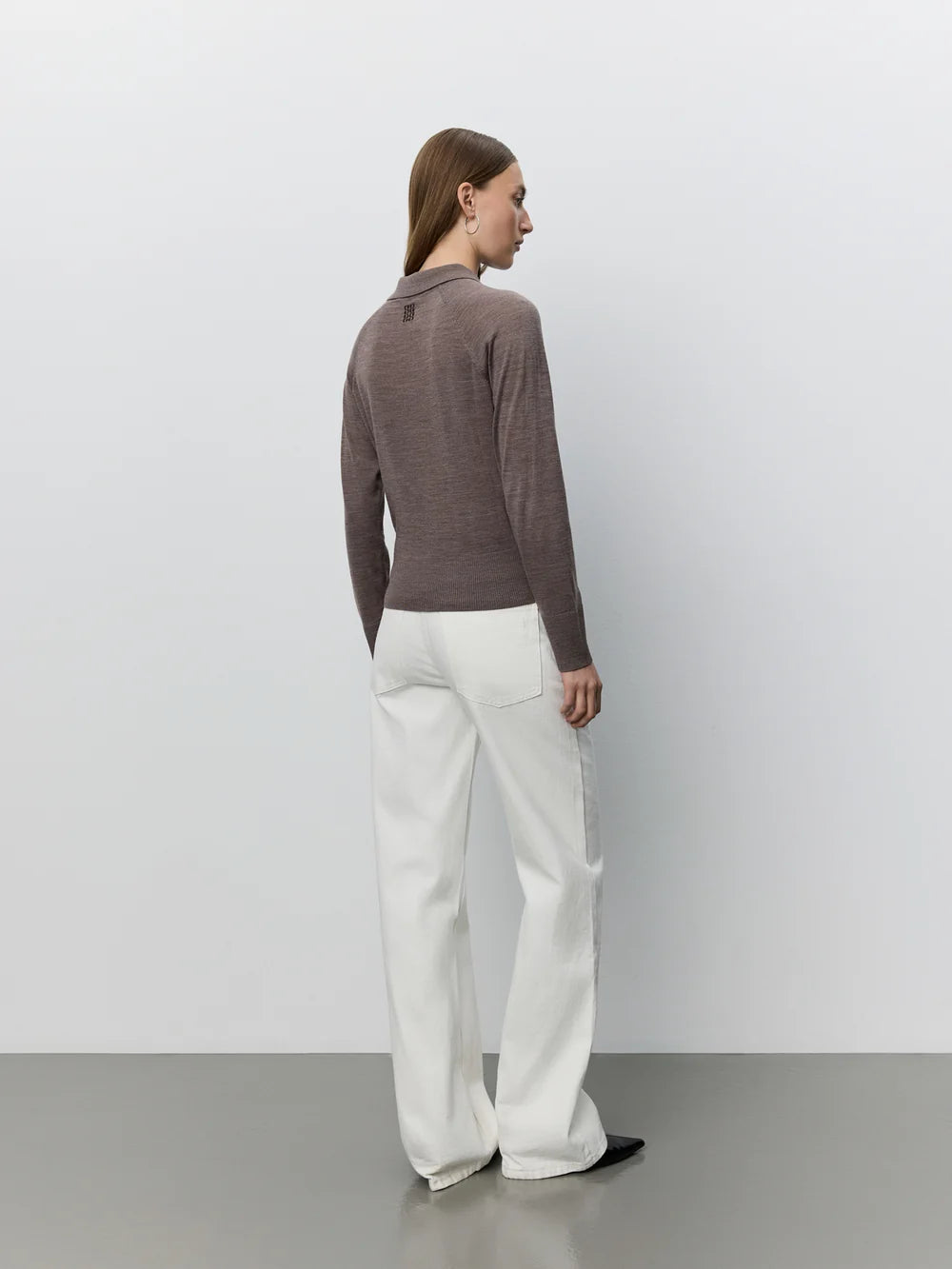 SELENESW Knit Polo fra Sofie Schnoor i Brown Melange, fremstillet i 100% merinould – køb hos butikalrum.dk.