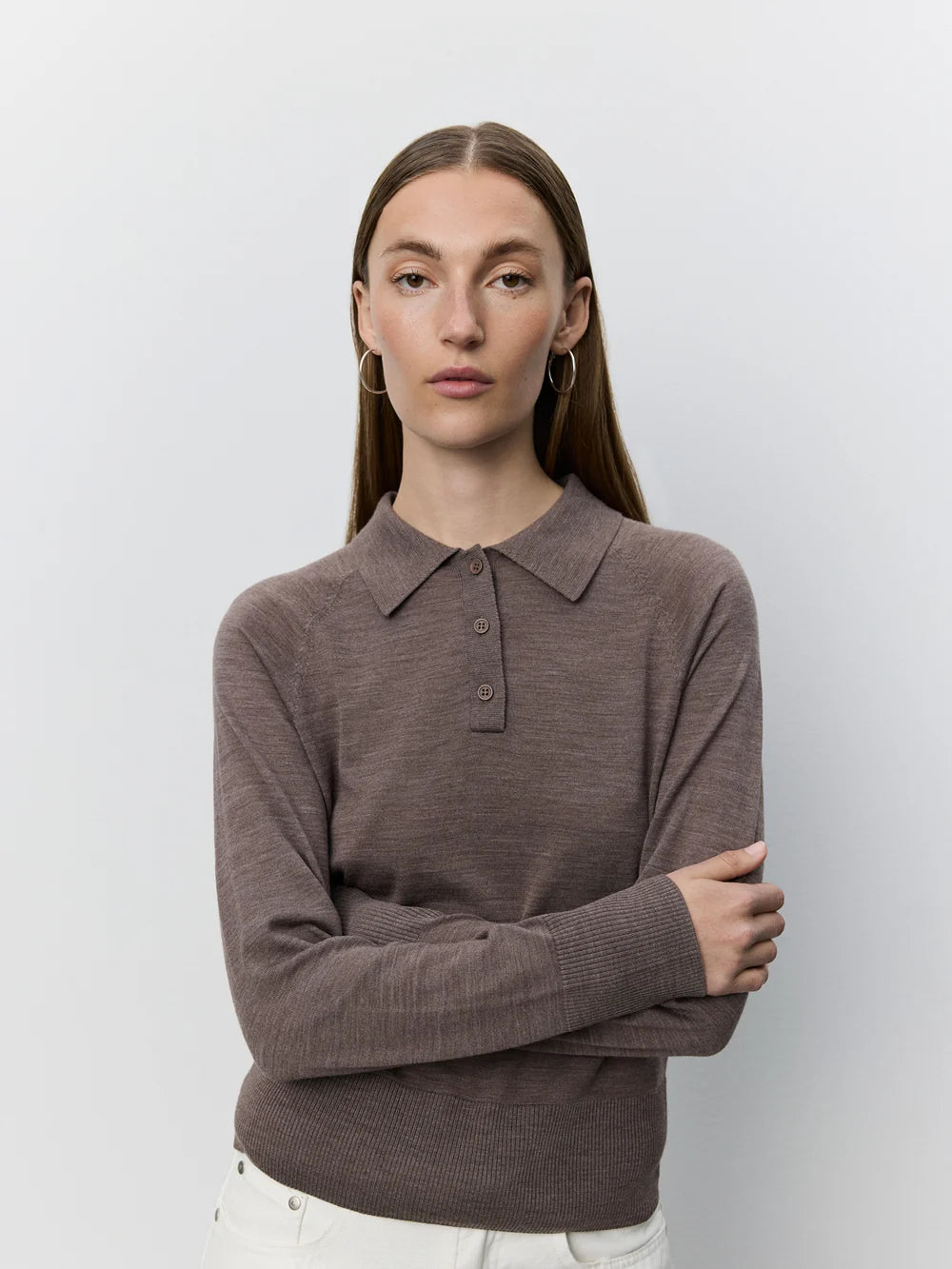 SELENESW Knit Polo fra Sofie Schnoor i Brown Melange, fremstillet i 100% merinould – køb hos butikalrum.dk.