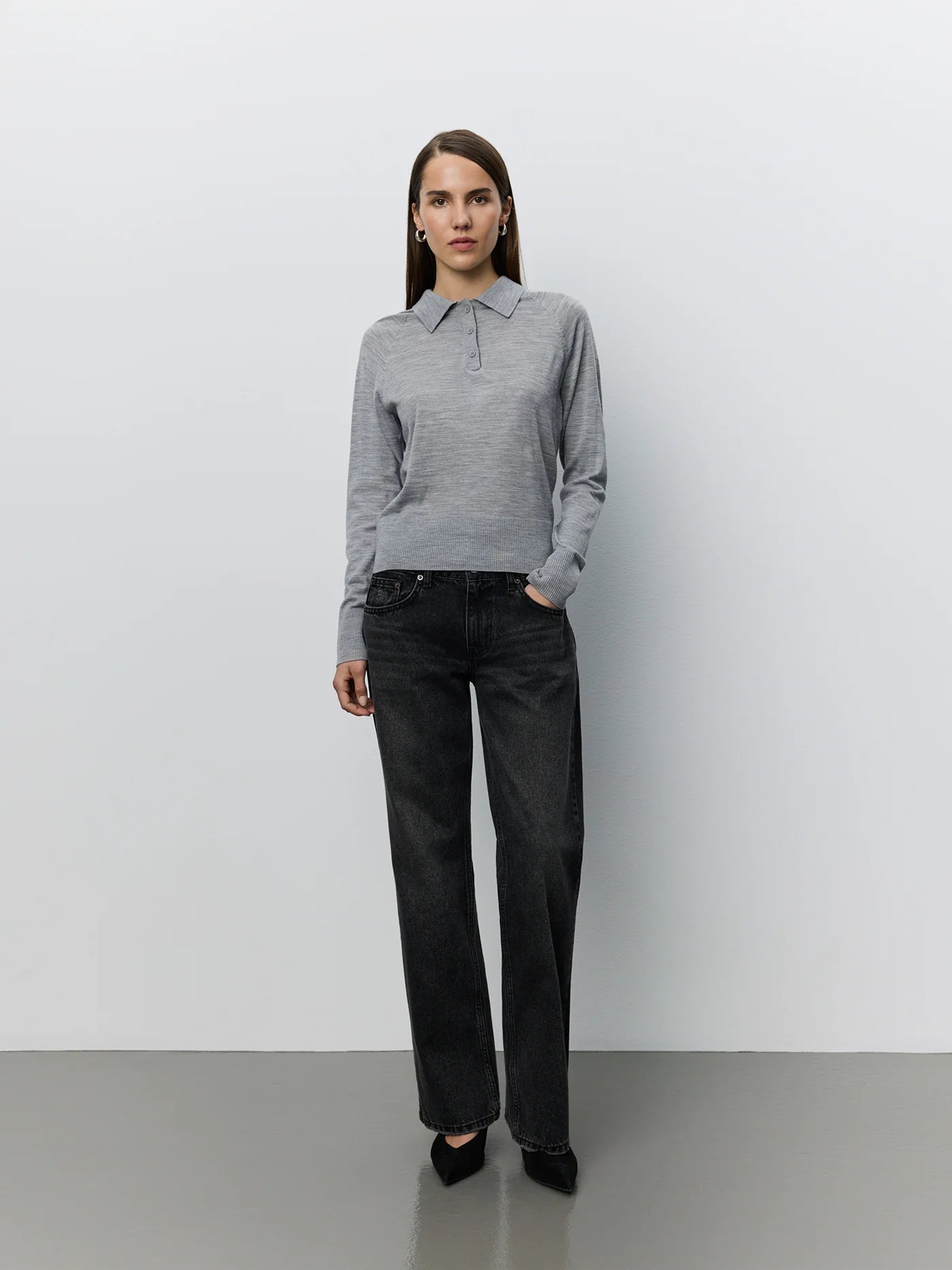 SELENESW Knit Polo fra Sofie Schnoor i Grey Melange, fremstillet i 100% merinould – køb hos butikalrum.dk.