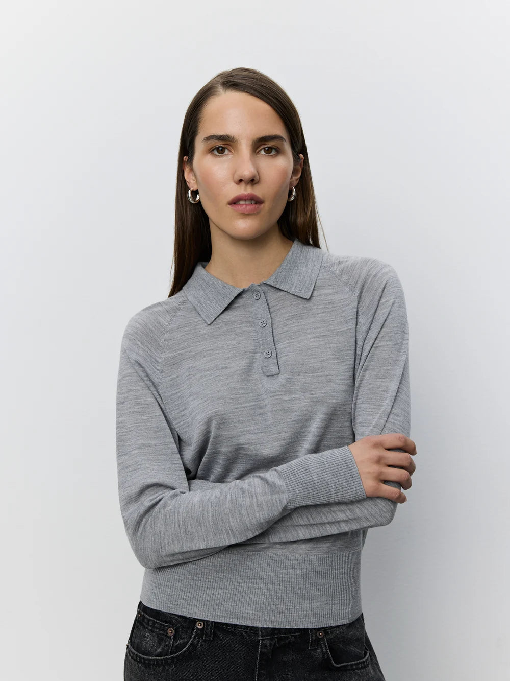 SELENESW Knit Polo fra Sofie Schnoor i Grey Melange, fremstillet i 100% merinould – køb hos butikalrum.dk.