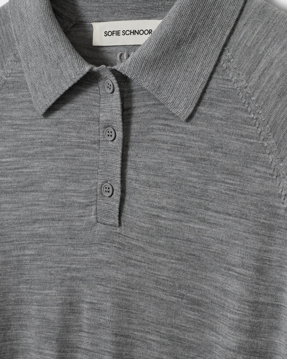 SELENESW Knit Polo fra Sofie Schnoor i Grey Melange, fremstillet i 100% merinould – køb hos butikalrum.dk.