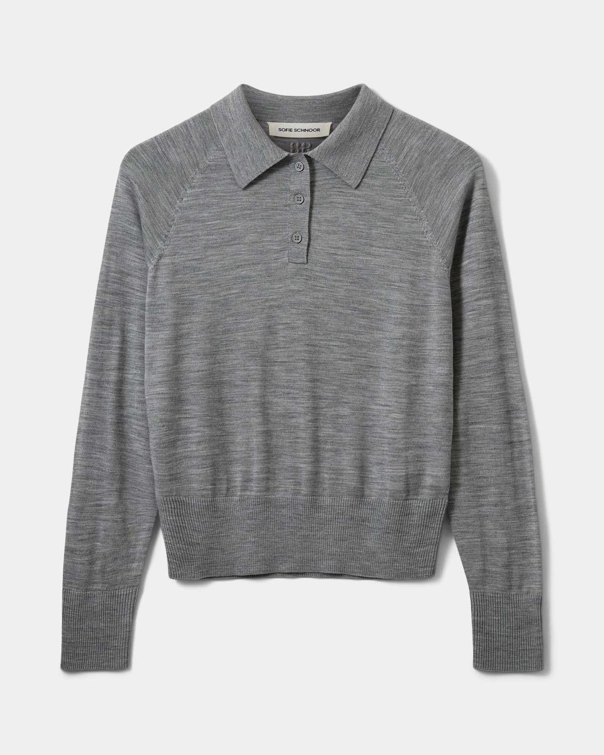 SELENESW Knit Polo fra Sofie Schnoor i Grey Melange, fremstillet i 100% merinould – køb hos butikalrum.dk.