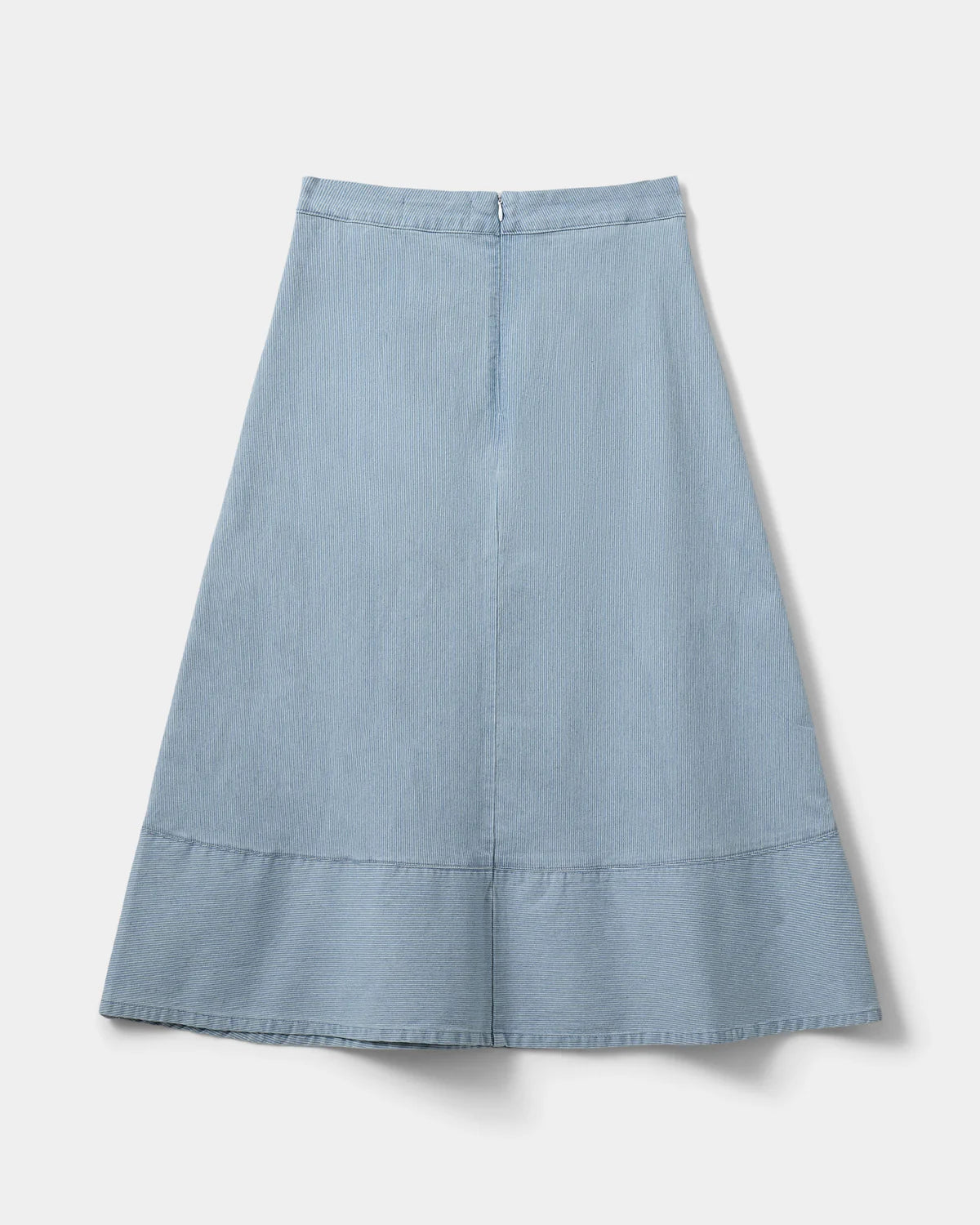 Nederdel i a-snit med lommer og lynlås bagpå. Underdelen har smalle striber, som giver et flot, stilrent look.