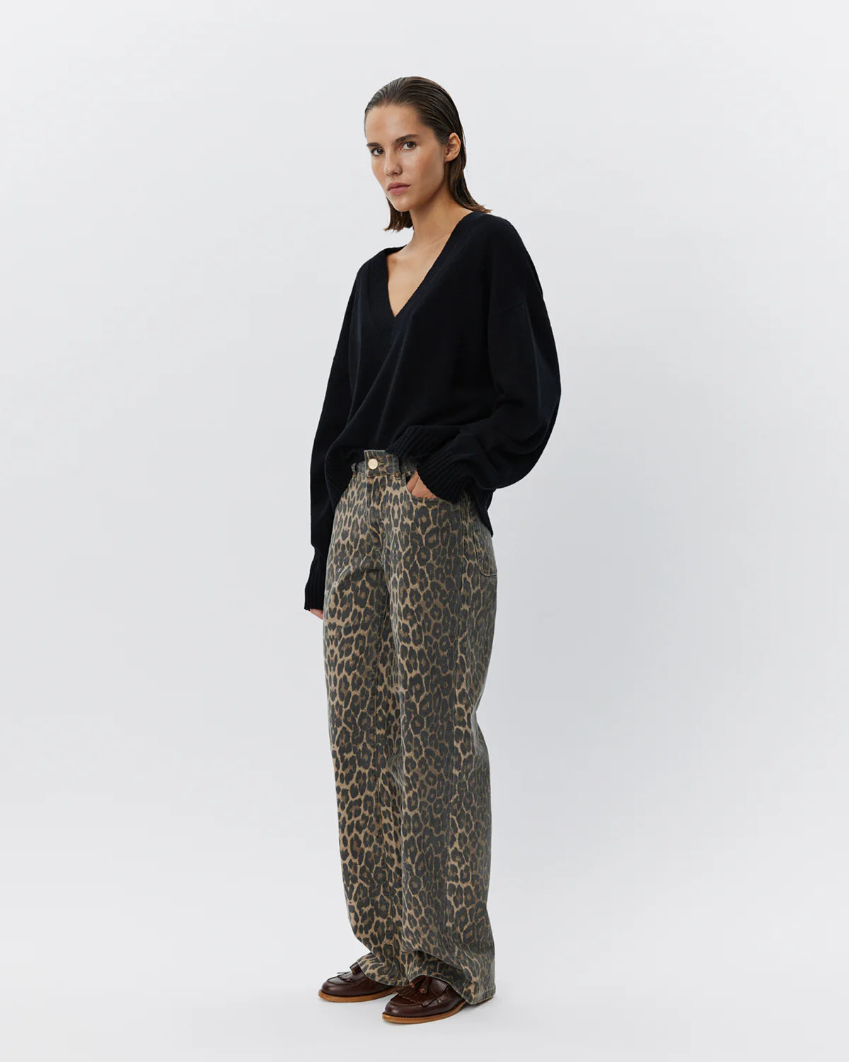 Leopardprintede bukser med relaxed fit, mid waist, lynlås- og knaplukning i stretchkvalitet.