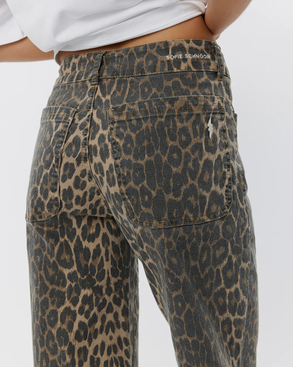 Leopardprintede bukser med relaxed fit, mid waist, lynlås- og knaplukning i stretchkvalitet.