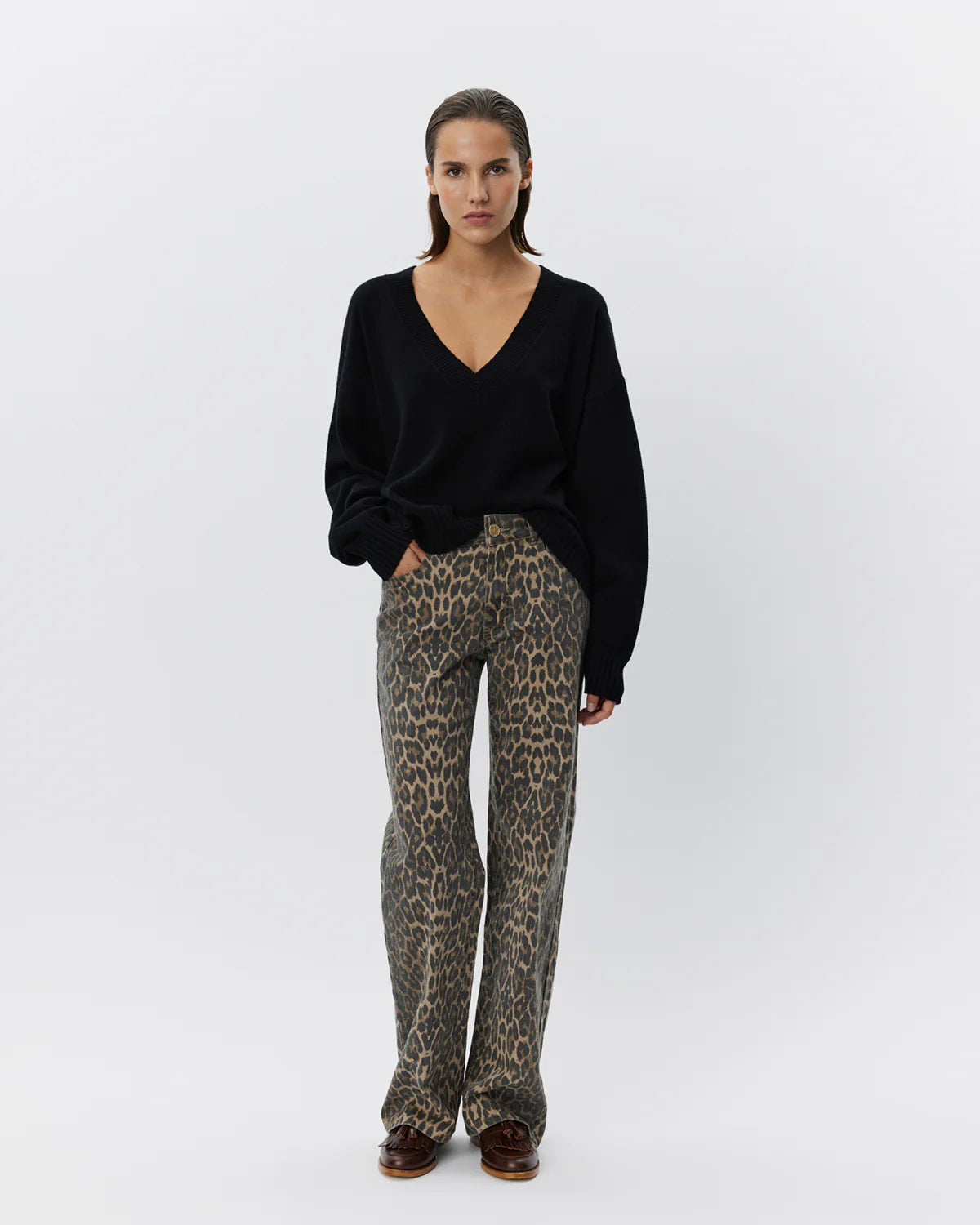 Leopardprintede bukser med relaxed fit, mid waist, lynlås- og knaplukning i stretchkvalitet.