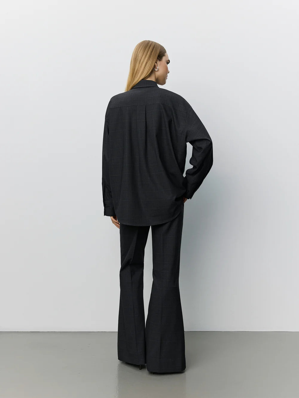 SIMASW oversized skjorte fra Sofie Schnoor i Grey Check med spids krave og lange ærmer – køb hos butikalrum.dk.