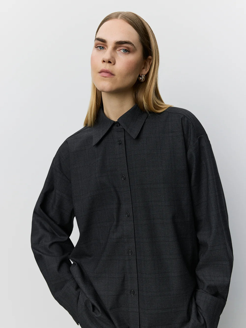 SIMASW oversized skjorte fra Sofie Schnoor i Grey Check med spids krave og lange ærmer – køb hos butikalrum.dk.