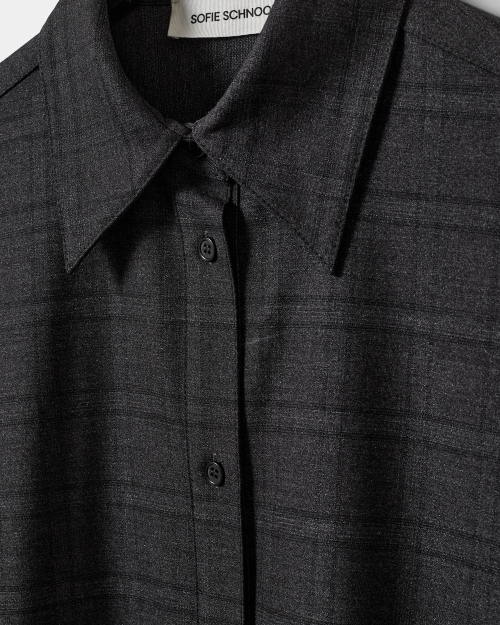 SIMASW oversized skjorte fra Sofie Schnoor i Grey Check med spids krave og lange ærmer – køb hos butikalrum.dk.