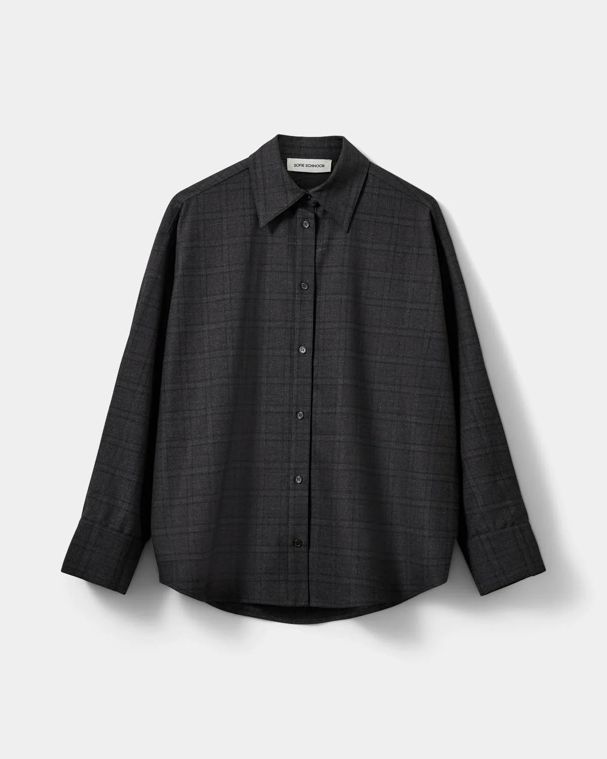 SIMASW oversized skjorte fra Sofie Schnoor i Grey Check med spids krave og lange ærmer – køb hos butikalrum.dk.