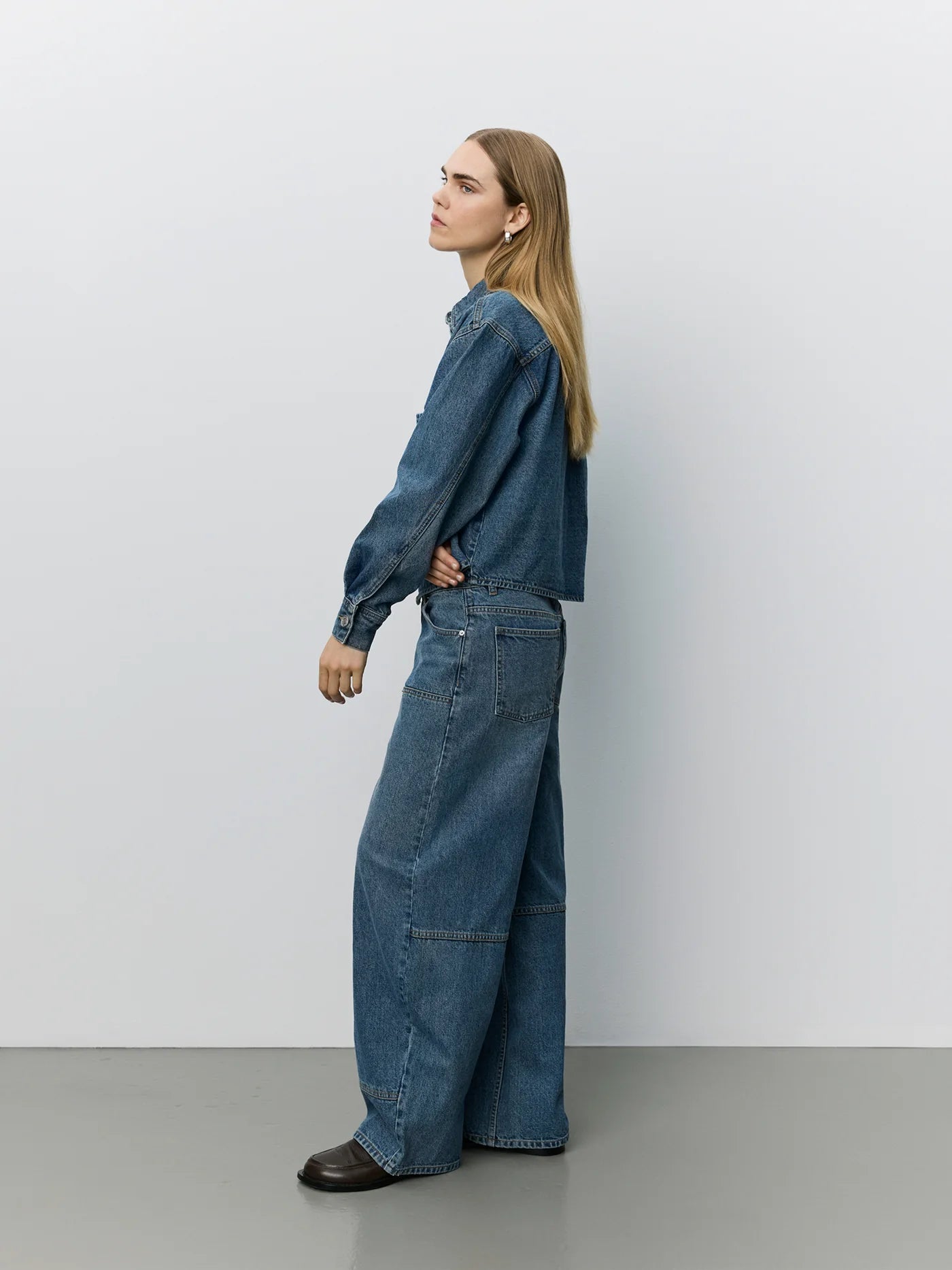 SONJASW Barrel Jeans fra Sofie Schnoor i Denim Blue med mellemhøj talje og barrel pasform – køb hos butikalrum.dk.